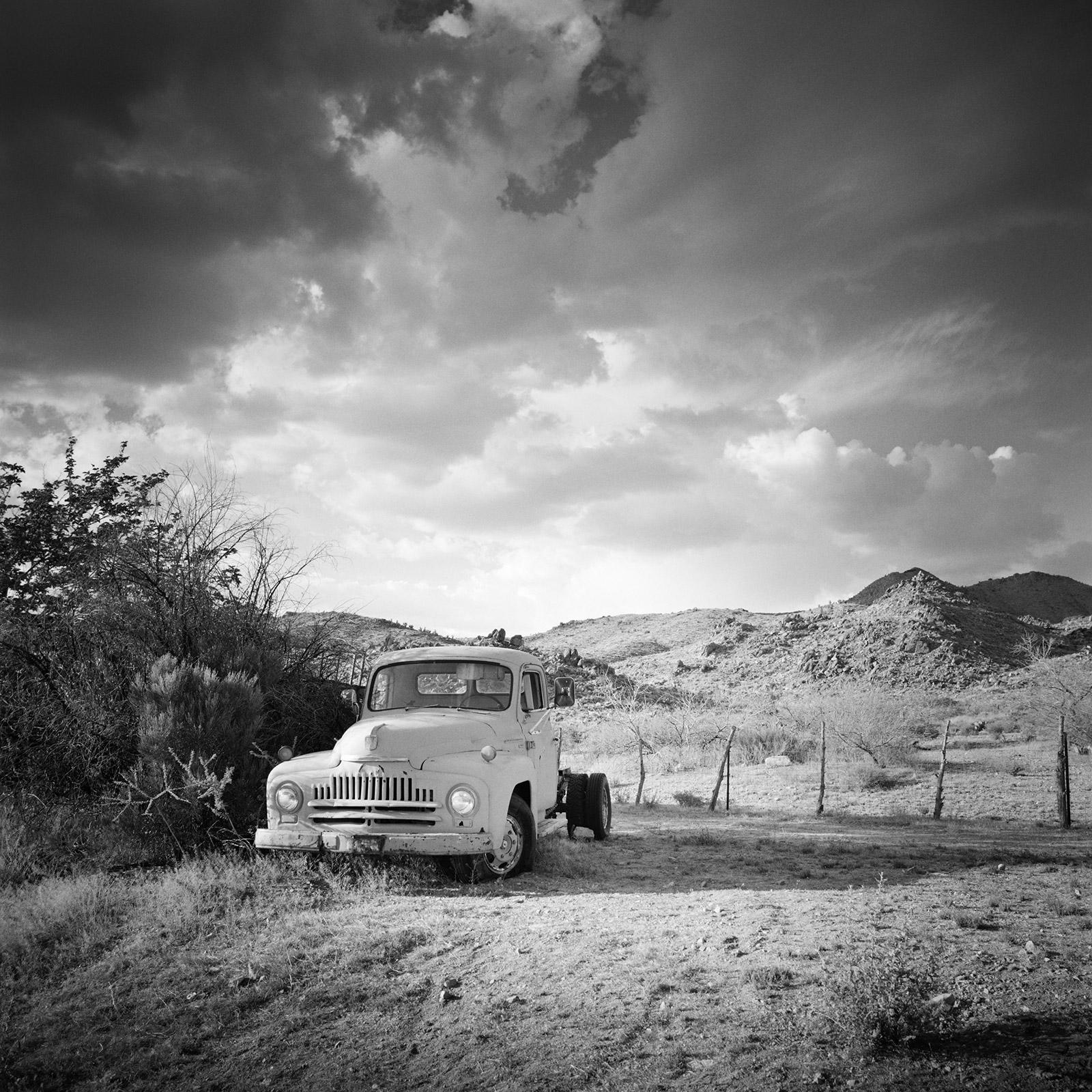 Gerald Berghammer Landscape Photograph – Old Car, Wüste, Route 66, Arizona, USA, Schwarz-Weiß-Fotografie, Landschaft