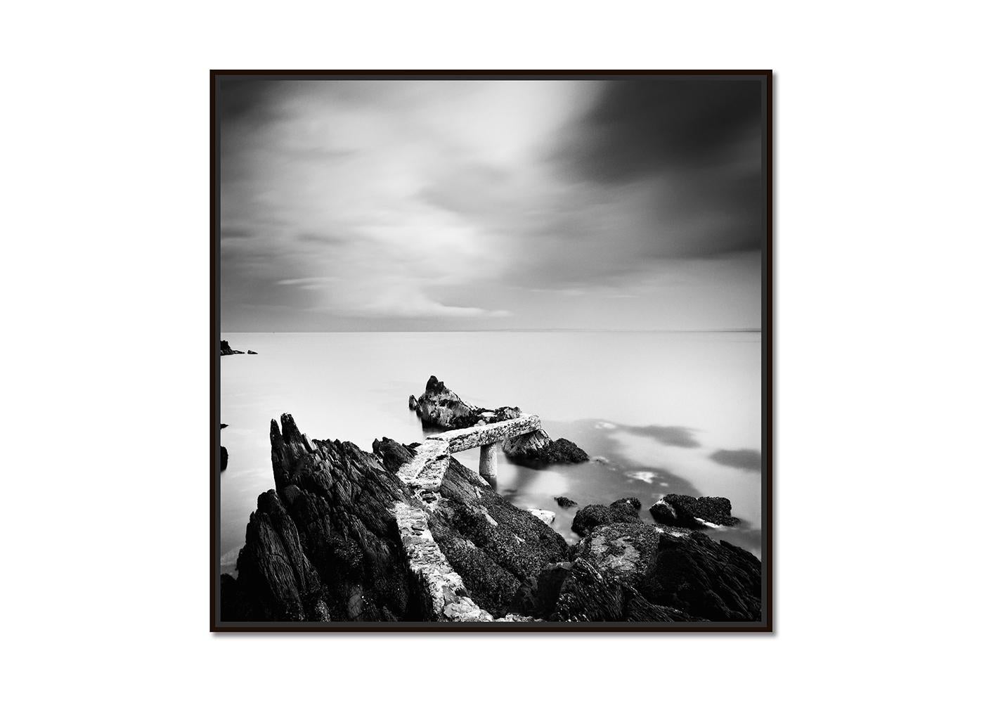 Old Pier, Irland, Schwarz-Weiß-Fotografie, Landschaftsdruck in limitierter Auflage – Photograph von Gerald Berghammer