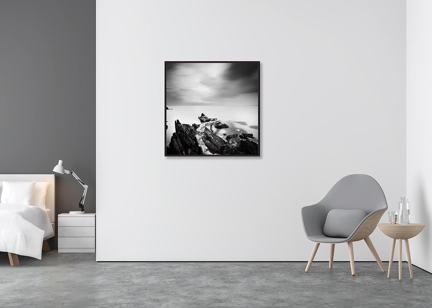 Old Pier, Irland, Schwarz-Weiß-Fotografie, Landschaftsdruck in limitierter Auflage (Zeitgenössisch), Photograph, von Gerald Berghammer