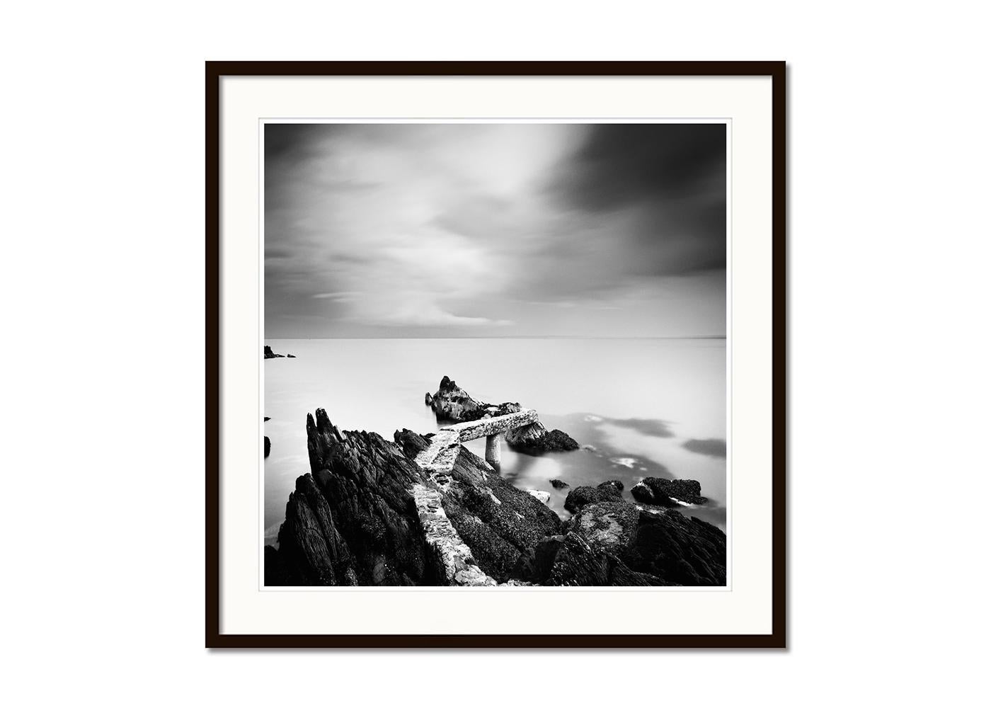 Old Pier, Irland, Schwarz-Weiß-Fotografie, Landschaftsdruck in limitierter Auflage (Grau), Landscape Photograph, von Gerald Berghammer
