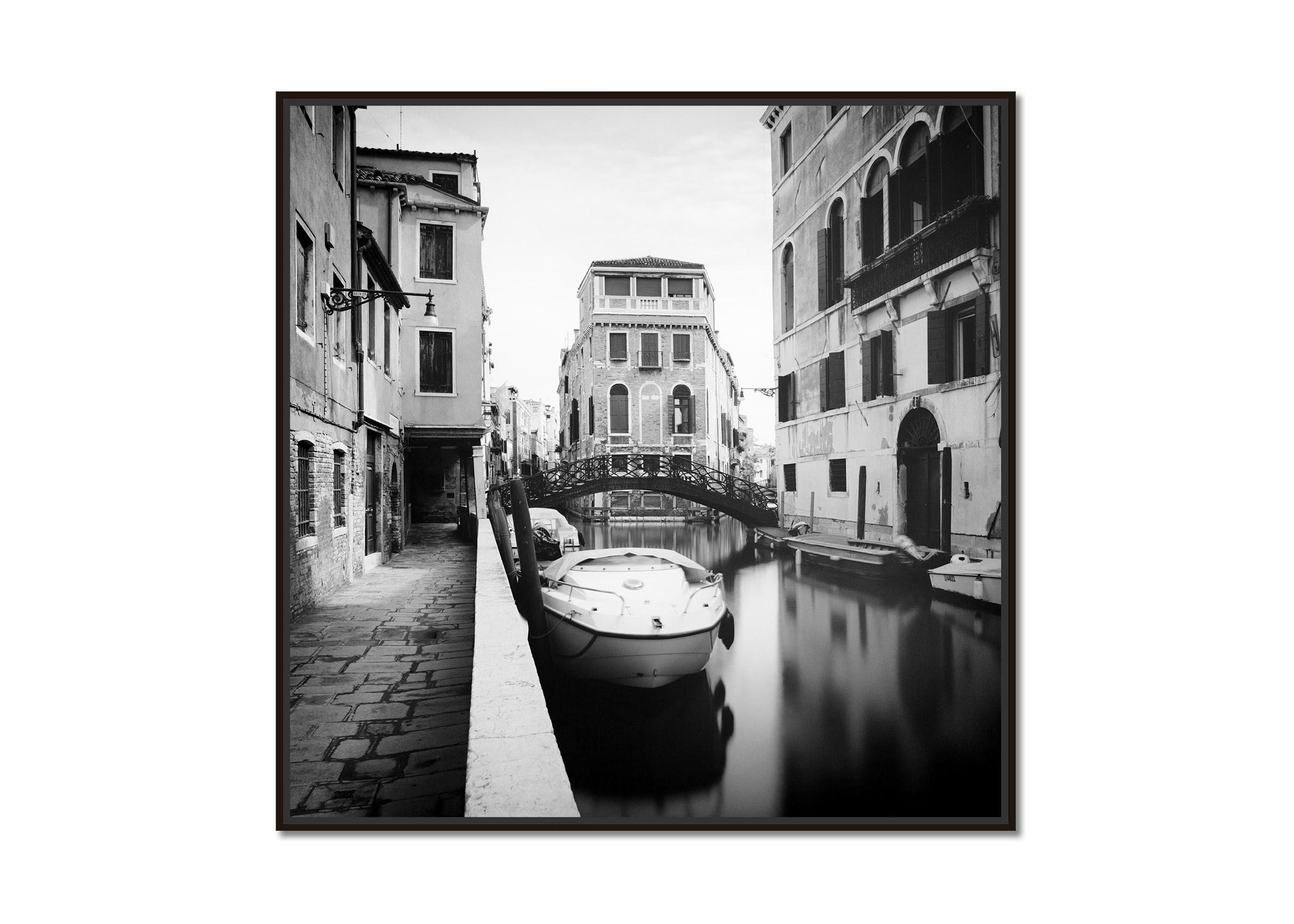 Alte schmiedeeiserne Brücke, Venedig, Italien, Schwarz-Weiß-Stadtlandschaftsfotografie – Photograph von Gerald Berghammer