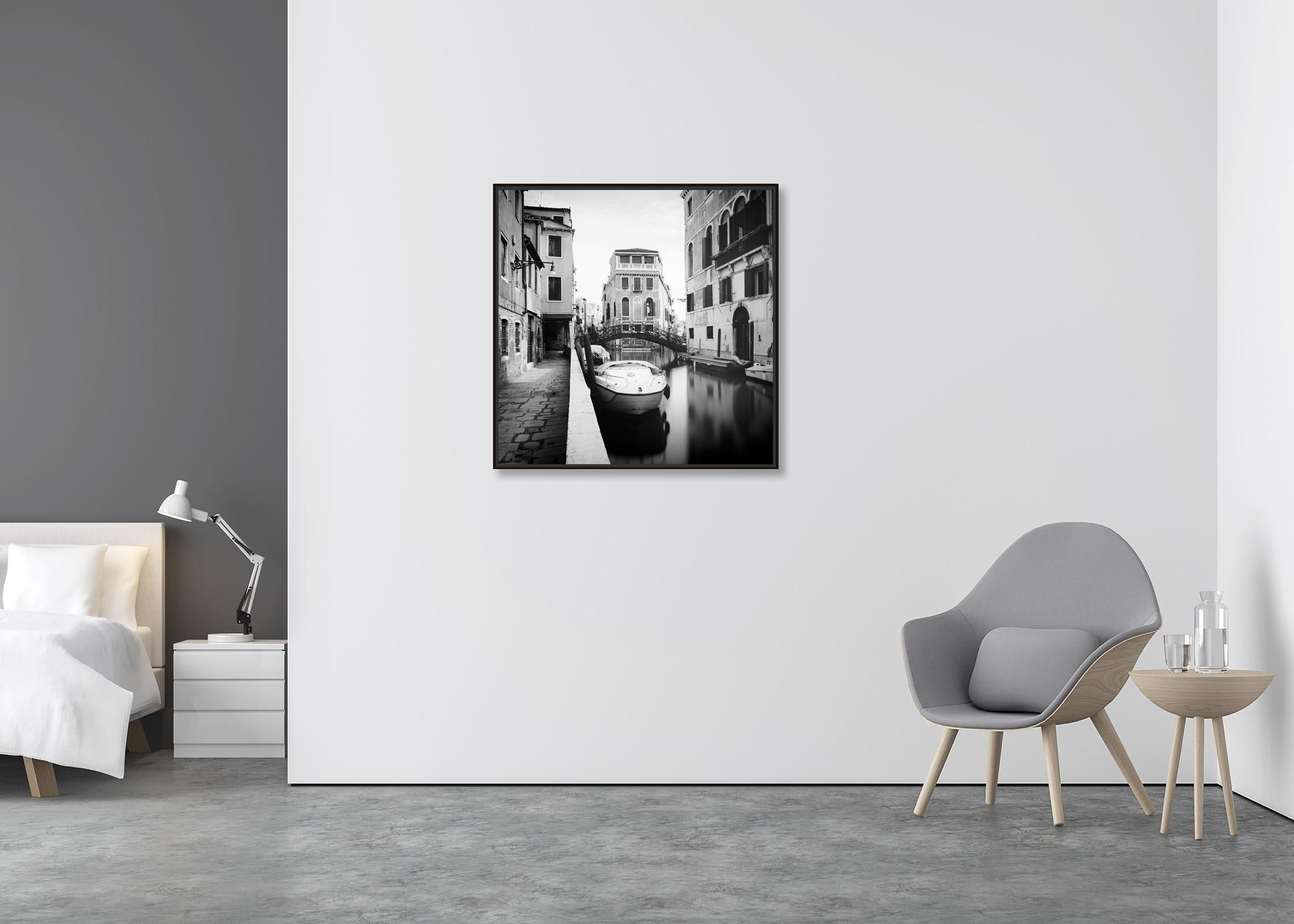 Alte schmiedeeiserne Brücke, Venedig, Italien, Schwarz-Weiß-Stadtlandschaftsfotografie (Zeitgenössisch), Photograph, von Gerald Berghammer
