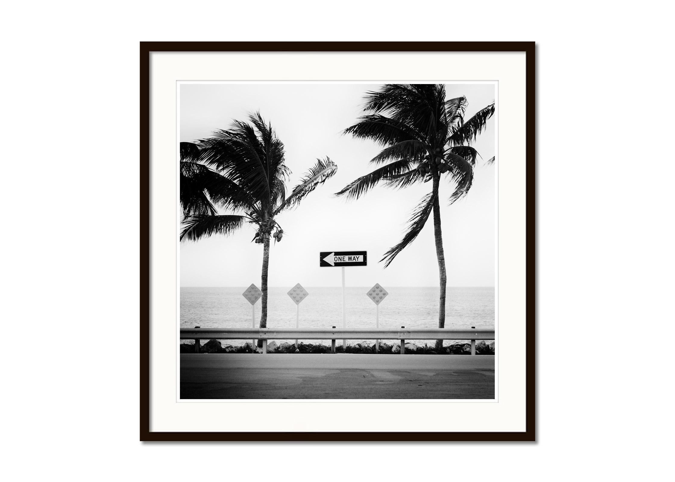ONE WAY, Miami Beach, Floride, USA - photographie monochrome - édition limitée - Gris Black and White Photograph par Gerald Berghammer