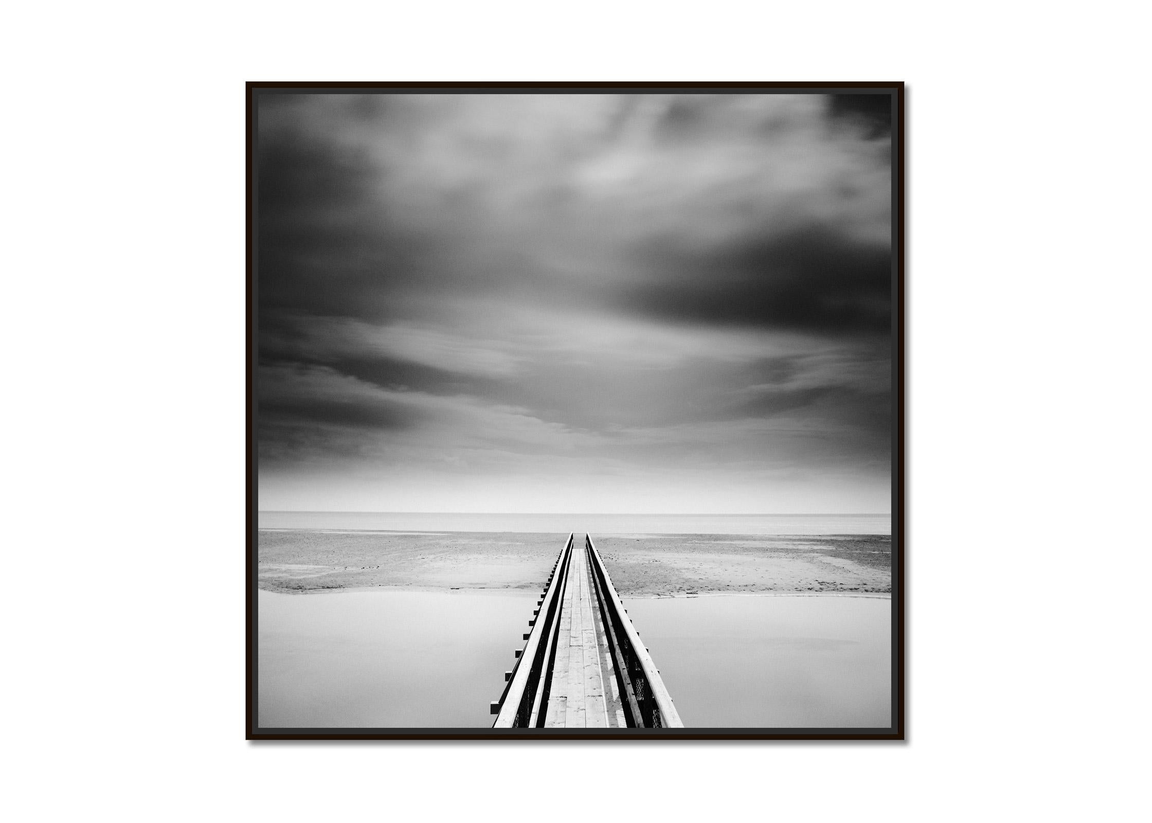 Über die Brücke, Irland, minimalistische Schwarz-Weiß-Landschaftsfotografie – Photograph von Gerald Berghammer