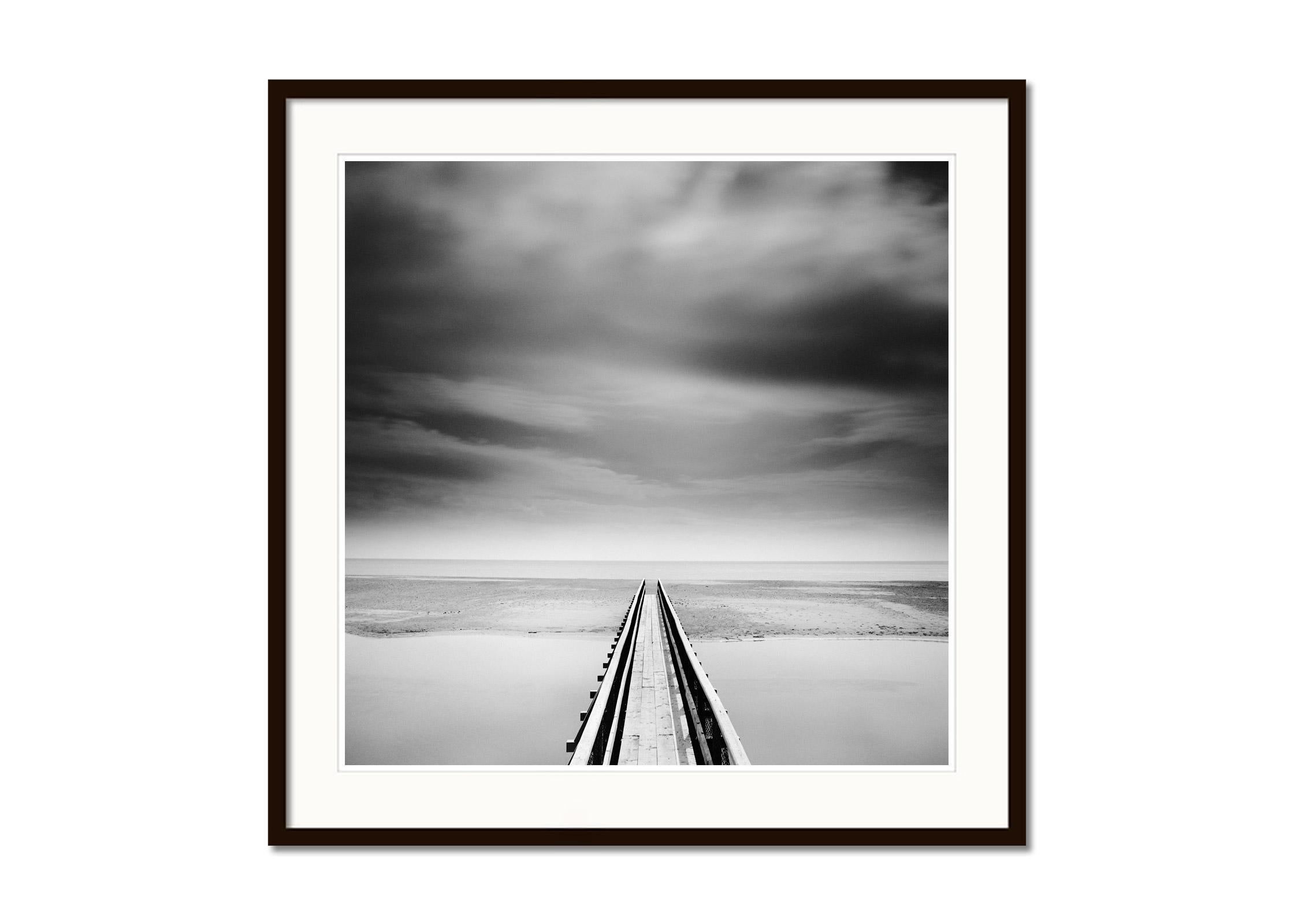 Über die Brücke, Irland, minimalistische Schwarz-Weiß-Landschaftsfotografie (Grau), Black and White Photograph, von Gerald Berghammer