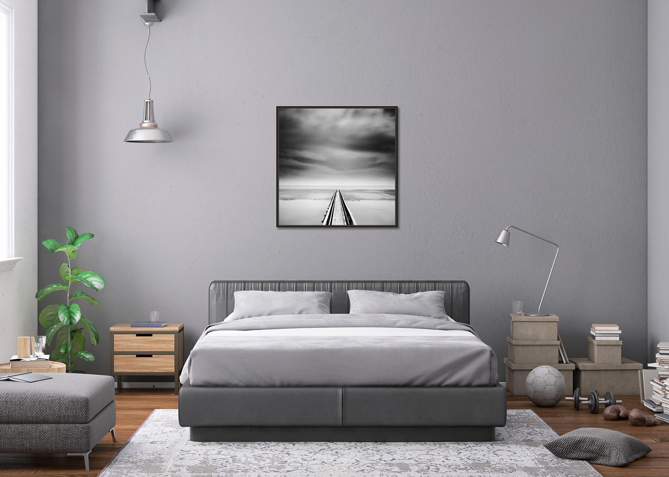 Über die Brücke, Irland, minimalistische Schwarz-Weiß-Landschaftsfotografie im Angebot 1