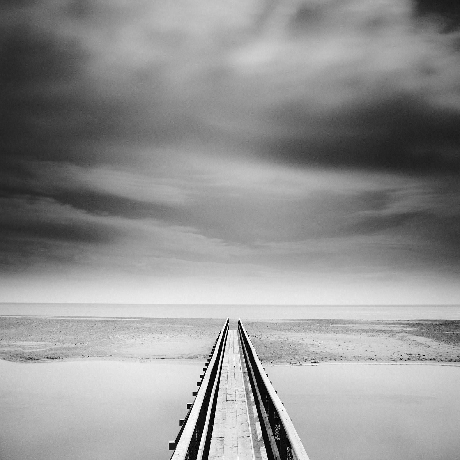Über die Brücke, Irland, minimalistische Schwarz-Weiß-Landschaftsfotografie
