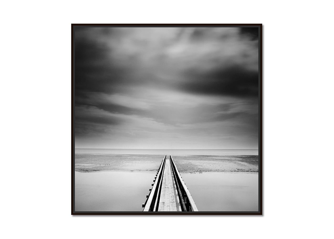 Über die Brücke, Irland, Schwarz-Weiß, minimalistisch, Landschaft, Fotografie – Photograph von Gerald Berghammer