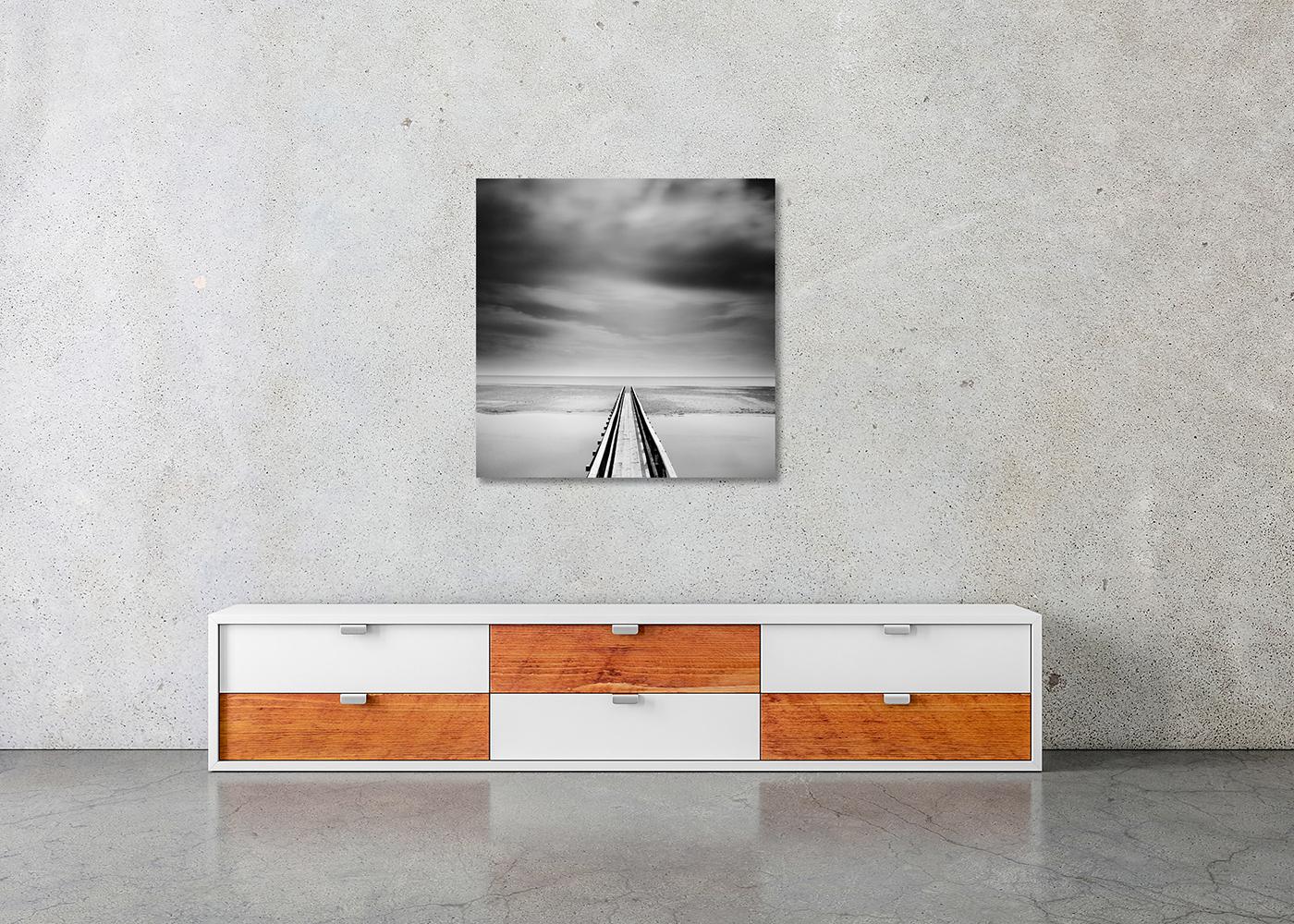 Über die Brücke, Irland, Schwarz-Weiß, minimalistisch, Landschaft, Fotografie im Angebot 2