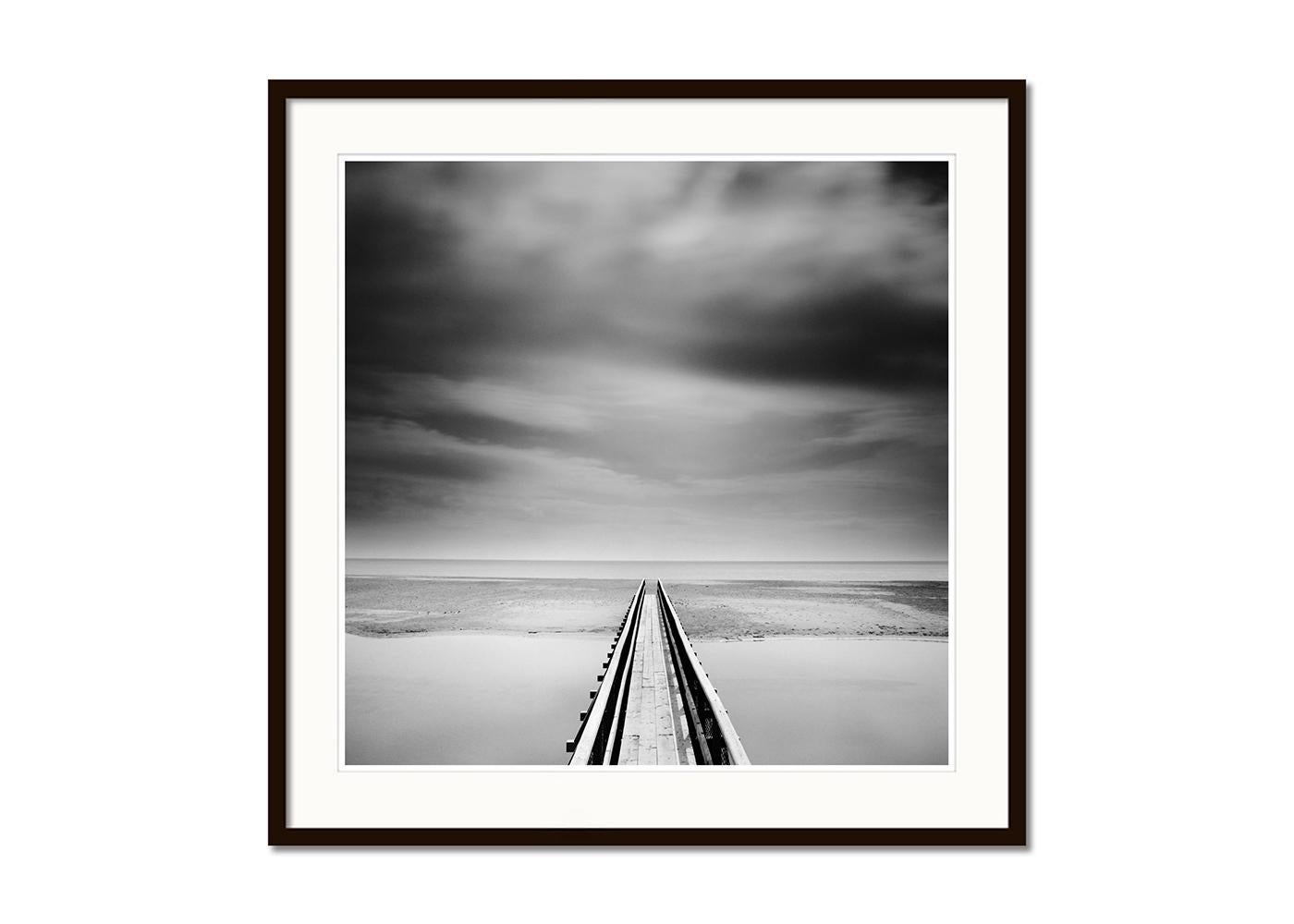Über die Brücke, Irland, Schwarz-Weiß, minimalistisch, Landschaft, Fotografie (Grau), Black and White Photograph, von Gerald Berghammer