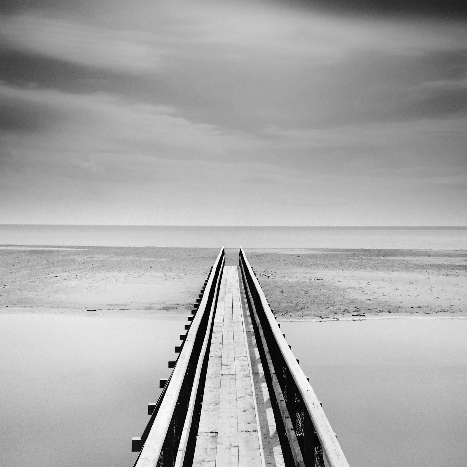 Über die Brücke, Irland, Schwarz-Weiß, minimalistisch, Landschaft, Fotografie im Angebot 3