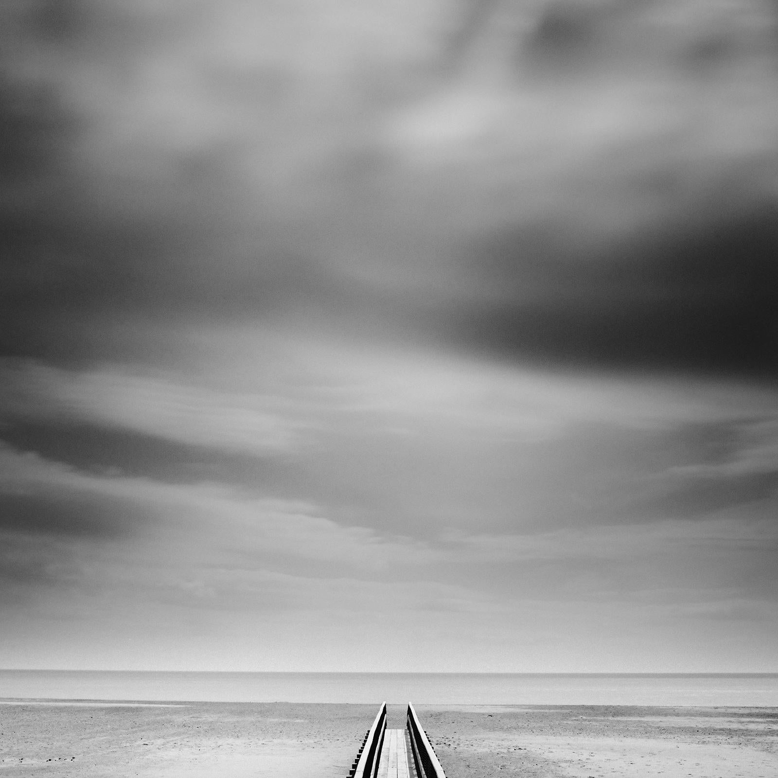 Über die Brücke, Irland, Schwarz-Weiß, minimalistisch, Landschaft, Fotografie im Angebot 4