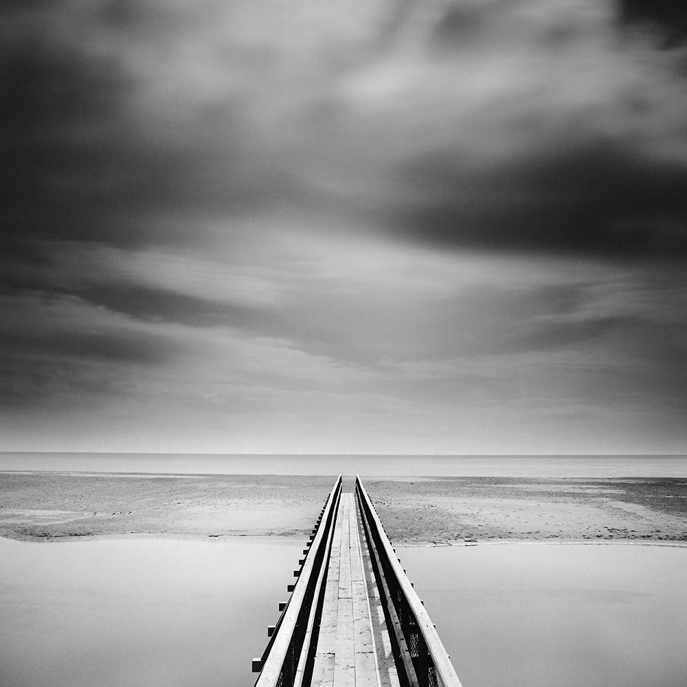 Gerald Berghammer Black and White Photograph – Über die Brücke, Irland, Schwarz-Weiß, minimalistisch, Landschaft, Fotografie
