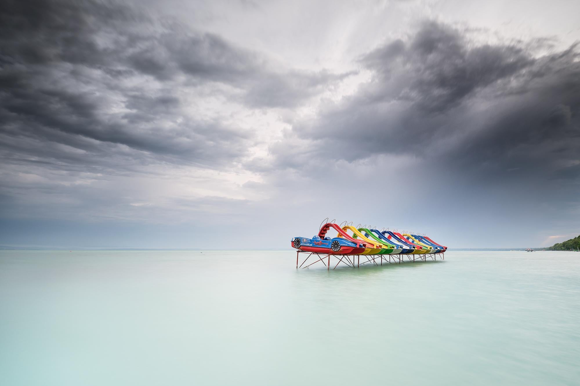 Landscape Photograph de Gerald Berghammer - Paddelboot, Lago Balaton, Hungría, fotografía en color, paisaje, edición limitada