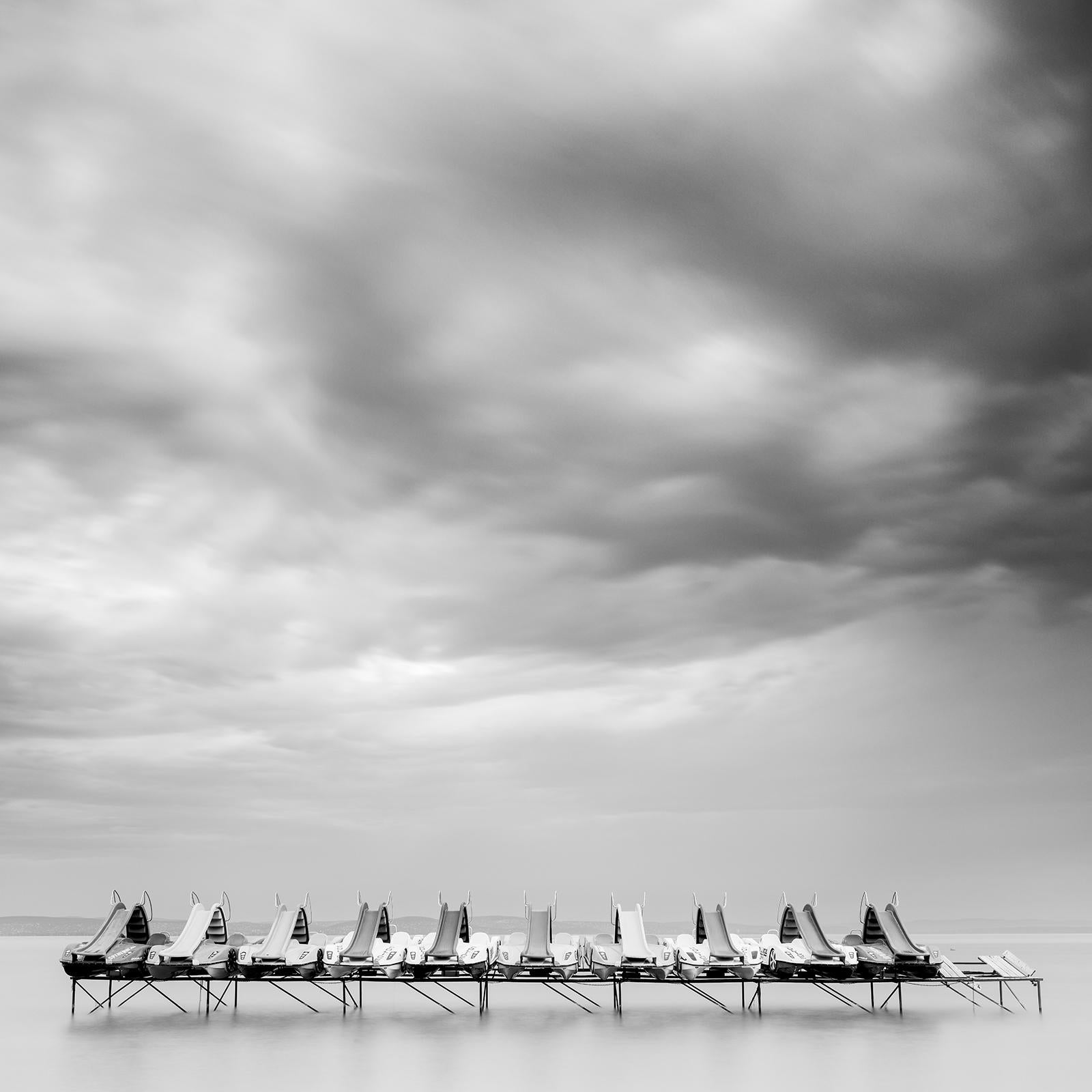 Pedal Boat, Schwarz-Weiß, Langzeitbelichtung, Kunstdruck von Meereslandschaftsfotografie im Angebot 4