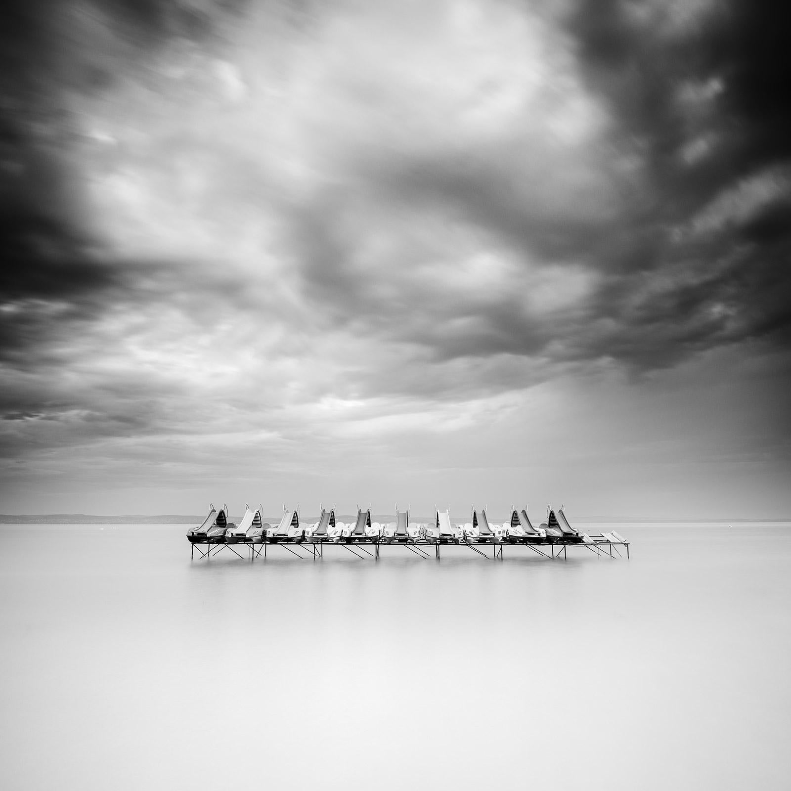 Gerald Berghammer Black and White Photograph – Pedal Boat, Schwarz-Weiß, Langzeitbelichtung, Kunstdruck von Meereslandschaftsfotografie