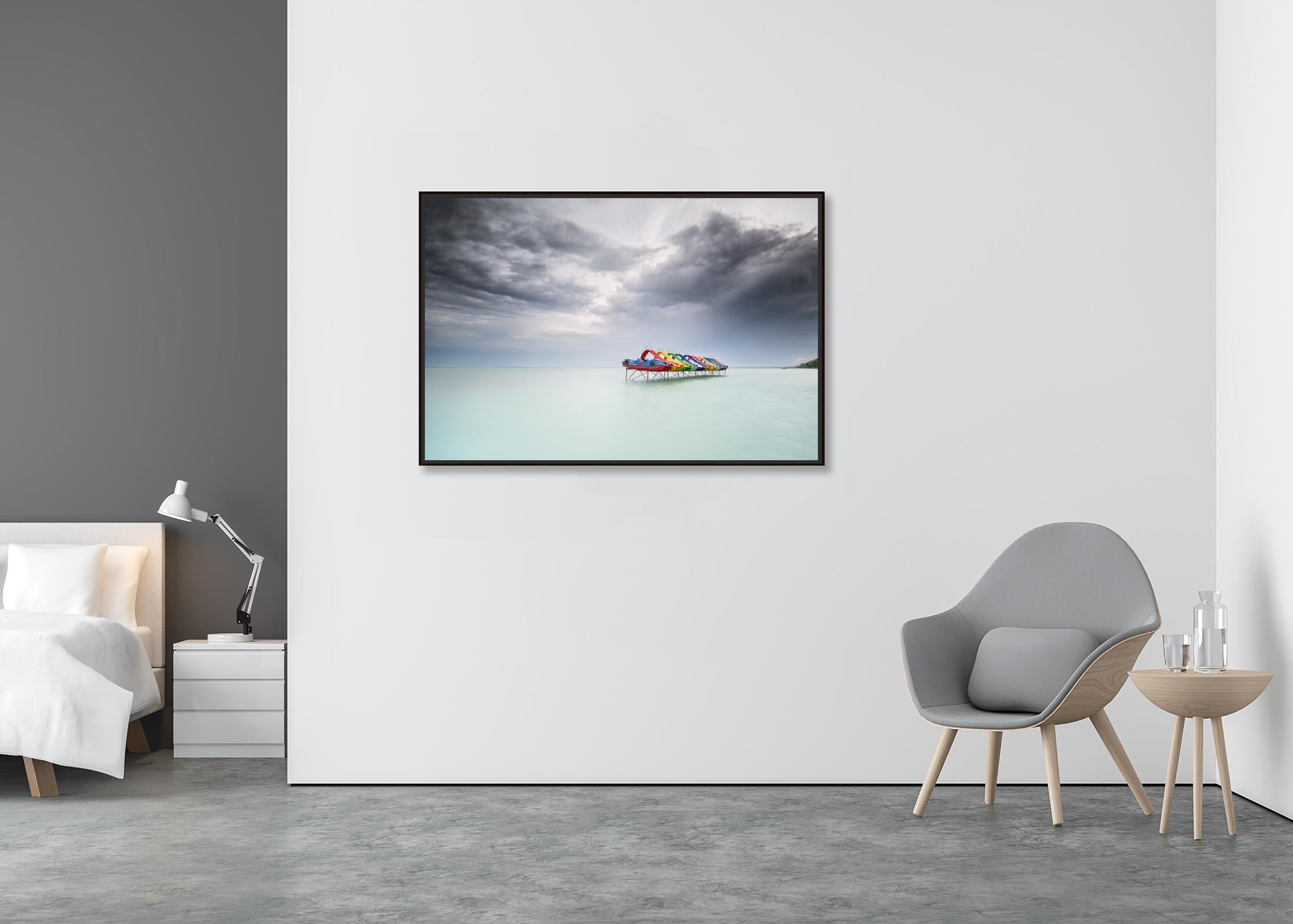 Paddelboot, Lago Balaton, Hungría, fotografía en color, paisaje, edición limitada - Photograph Contemporáneo de Gerald Berghammer