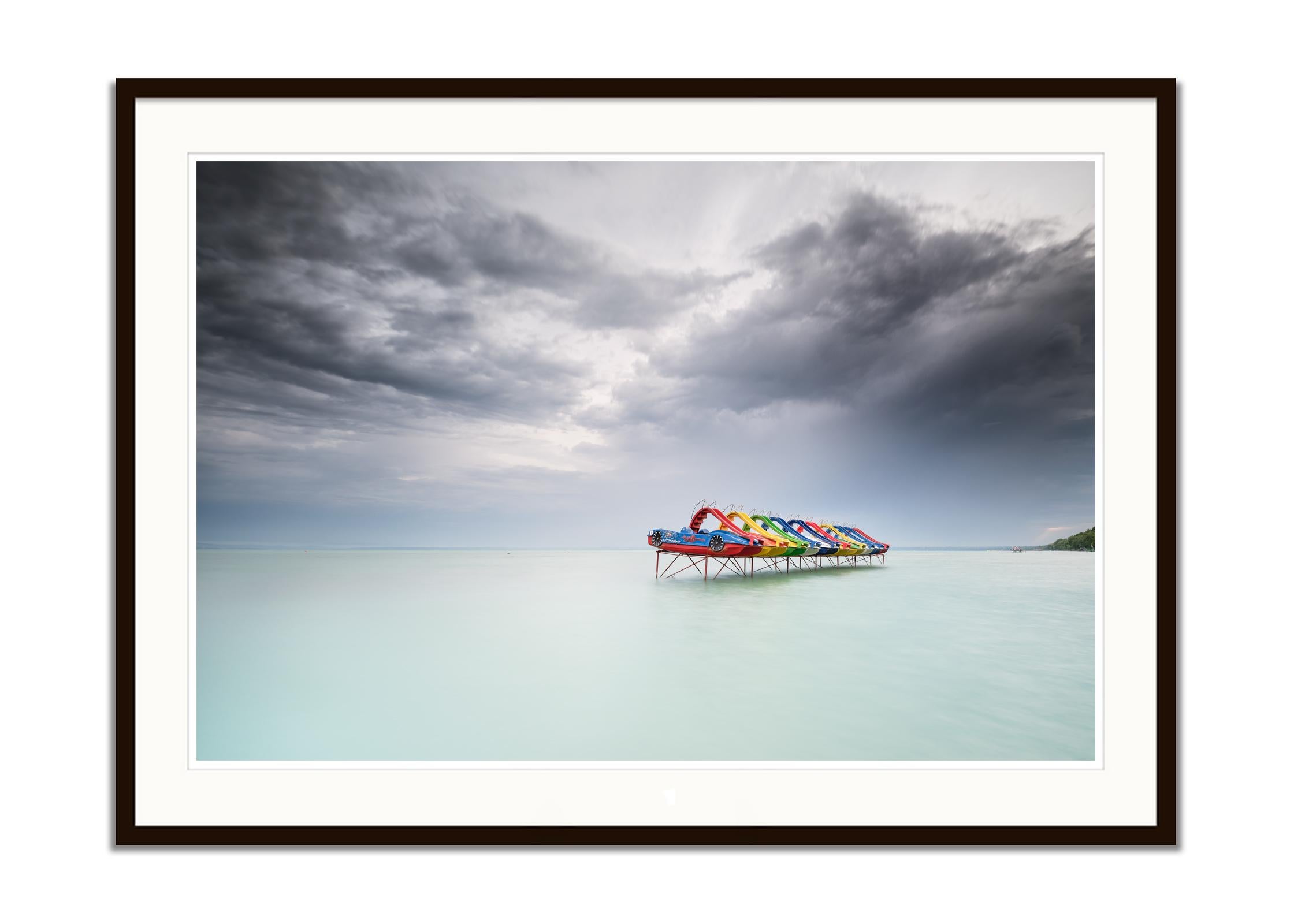Paddelboot, Lago Balaton, Hungría, fotografía en color, paisaje, edición limitada - Landscape Photograph Gris de Gerald Berghammer