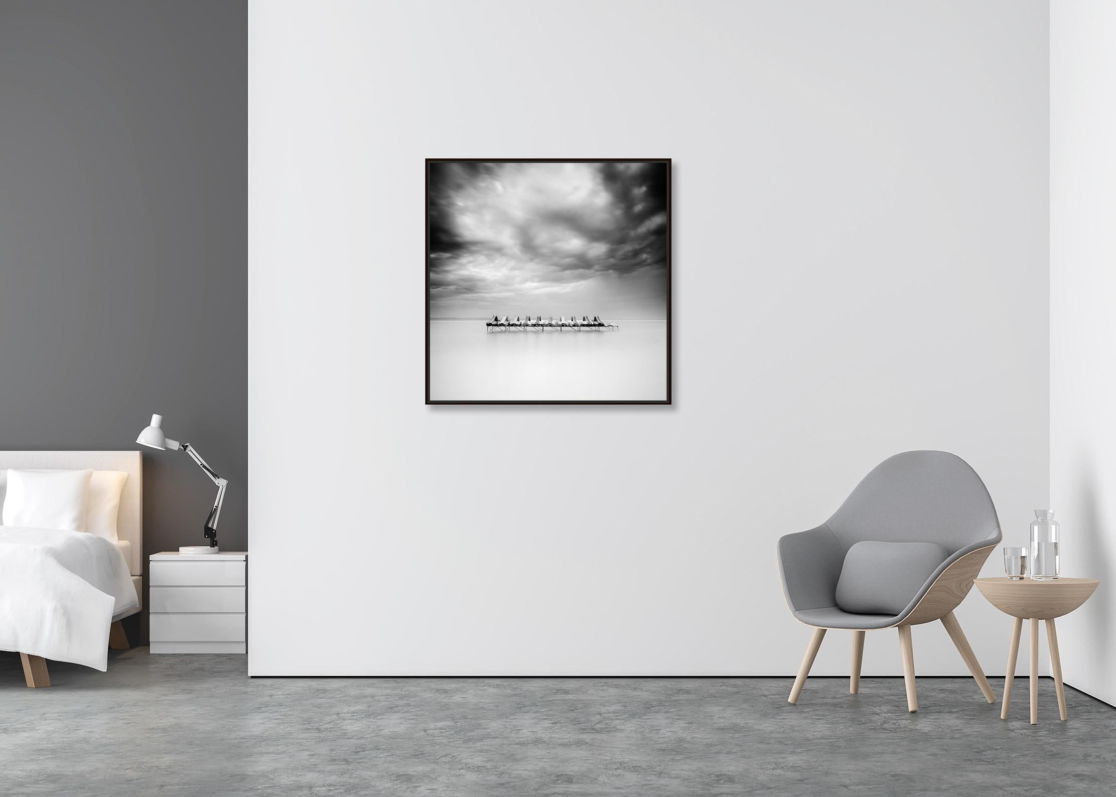 Paddelboot, Minimalismus, Schwarz-Weiß, Langzeitbelichtung, Wasserlandschaftsfotografie (Zeitgenössisch), Photograph, von Gerald Berghammer
