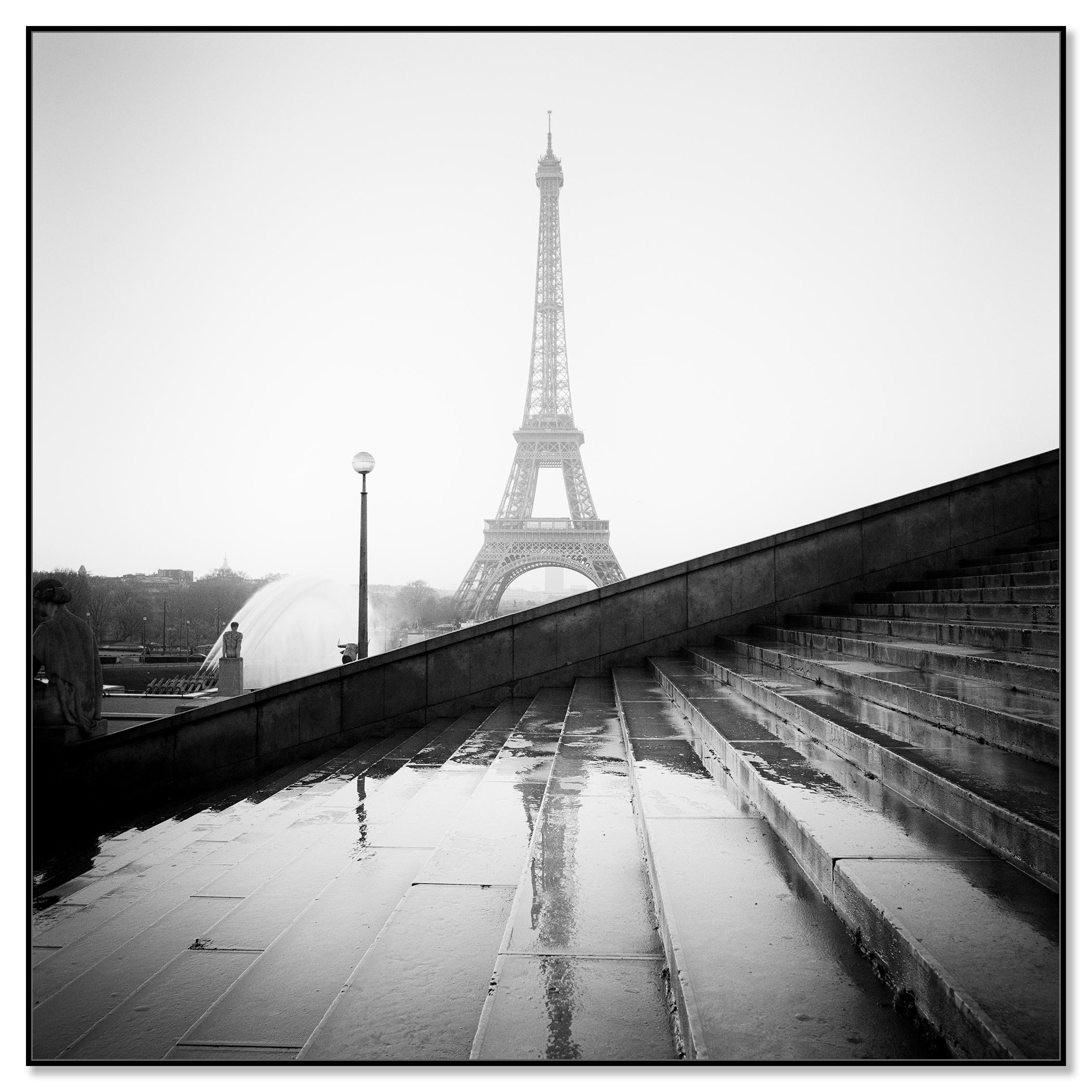 Palais de Chaillot, Tour Eiffel, Paris, photographie noir et blanc, paysage - Photograph de Gerald Berghammer