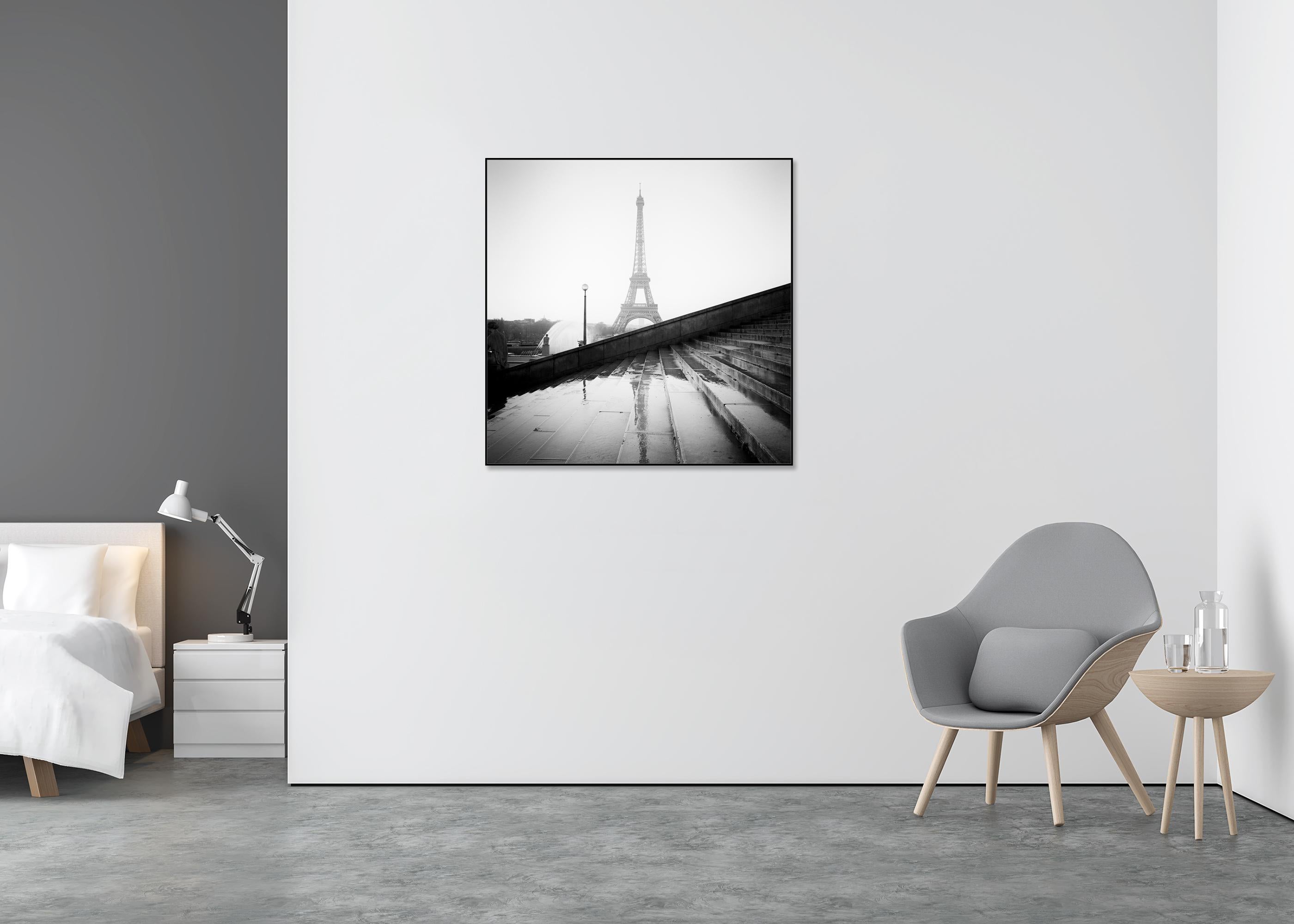 Palais de Chaillot, Tour Eiffel, Paris, photographie noir et blanc, paysage - Gris Landscape Photograph par Gerald Berghammer
