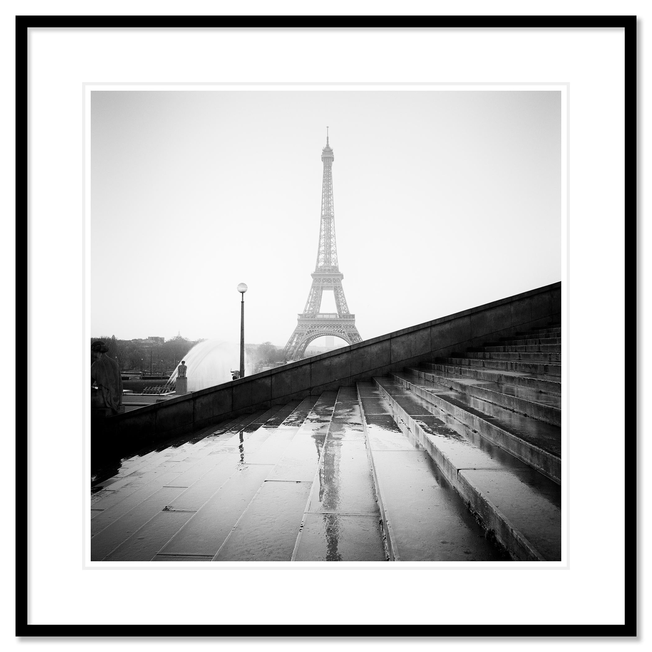 Photographie de paysage en noir et blanc. Tour Eiffel avec l'escalier du Palais de Chaillot par temps de pluie, Paris, France. Épreuve à l'encre pigmentaire d'archives, édition de 9 exemplaires. Signée, titrée, datée et numérotée par l'artiste.