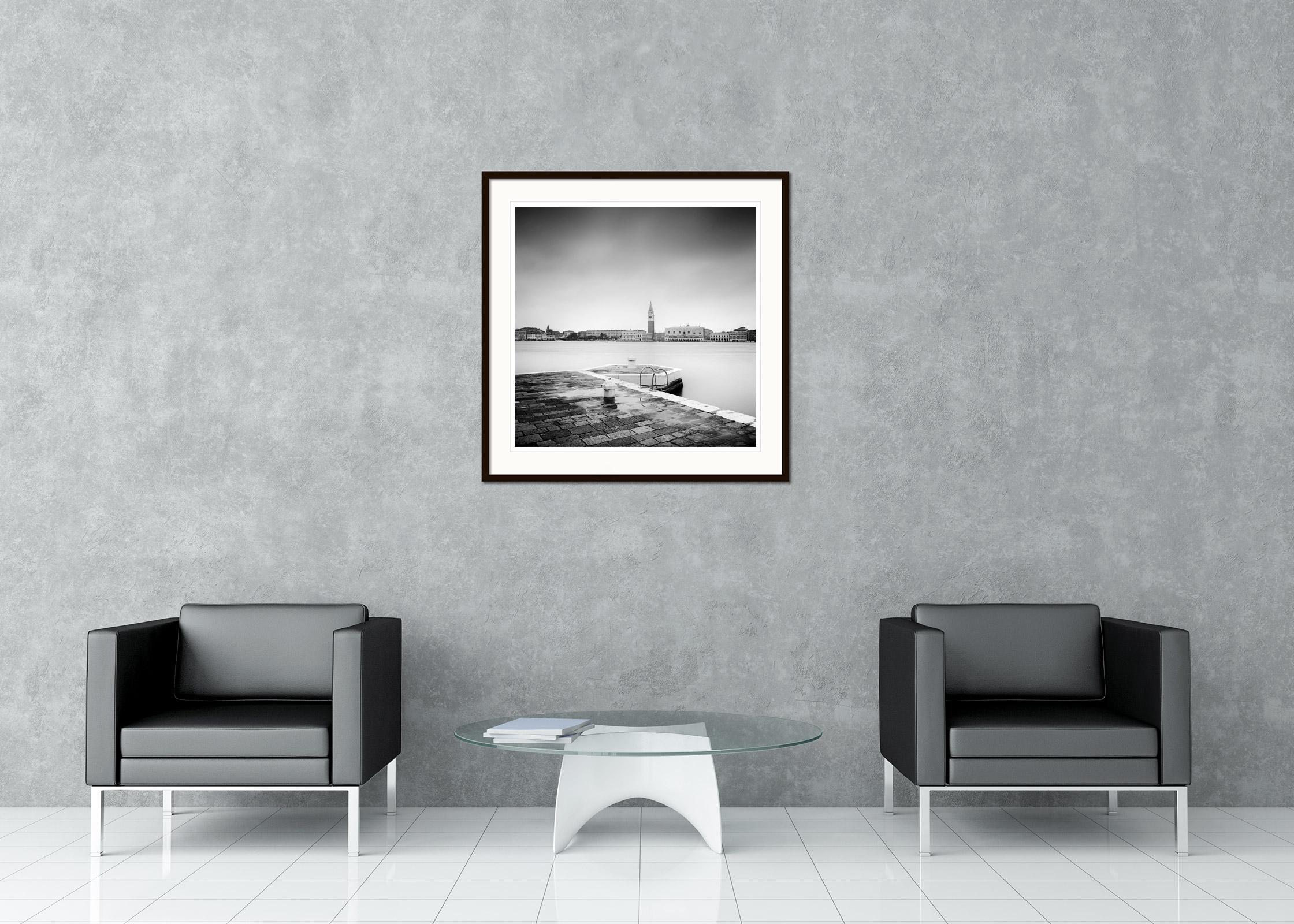Photographie d'art en noir et blanc, longue exposition, paysage aquatique - paysage urbain. Tirage à l'encre pigmentaire d'archives faisant partie d'une édition limitée à 9 exemplaires. Tous les tirages de Gerald Berghammer sont réalisés sur