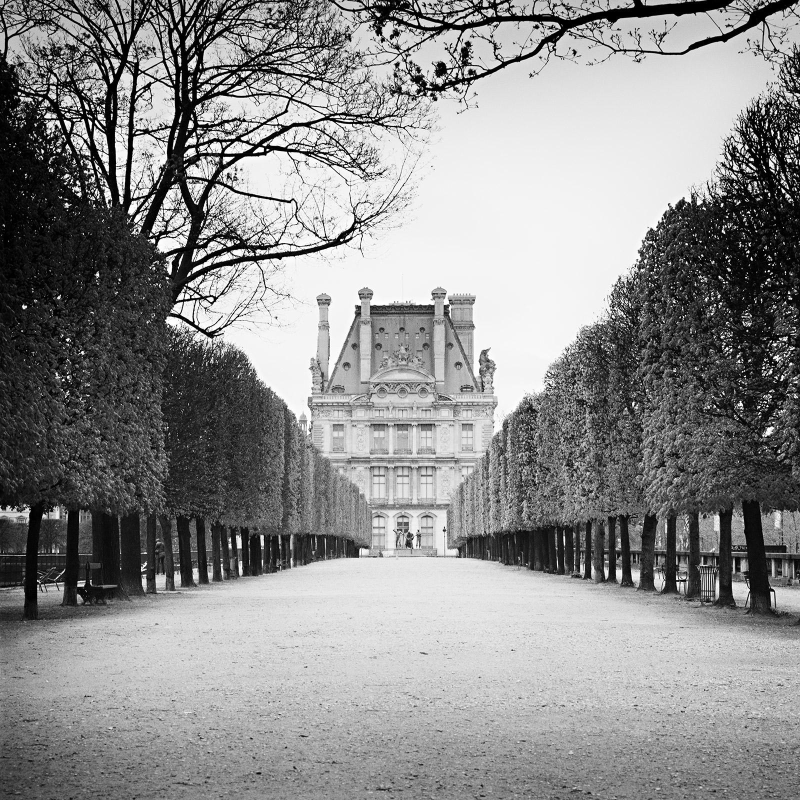 Black and White Photograph de Gerald Berghammer - Pavillon de Flore, París, Francia, fotografía artística en blanco y negro, paisaje urbano