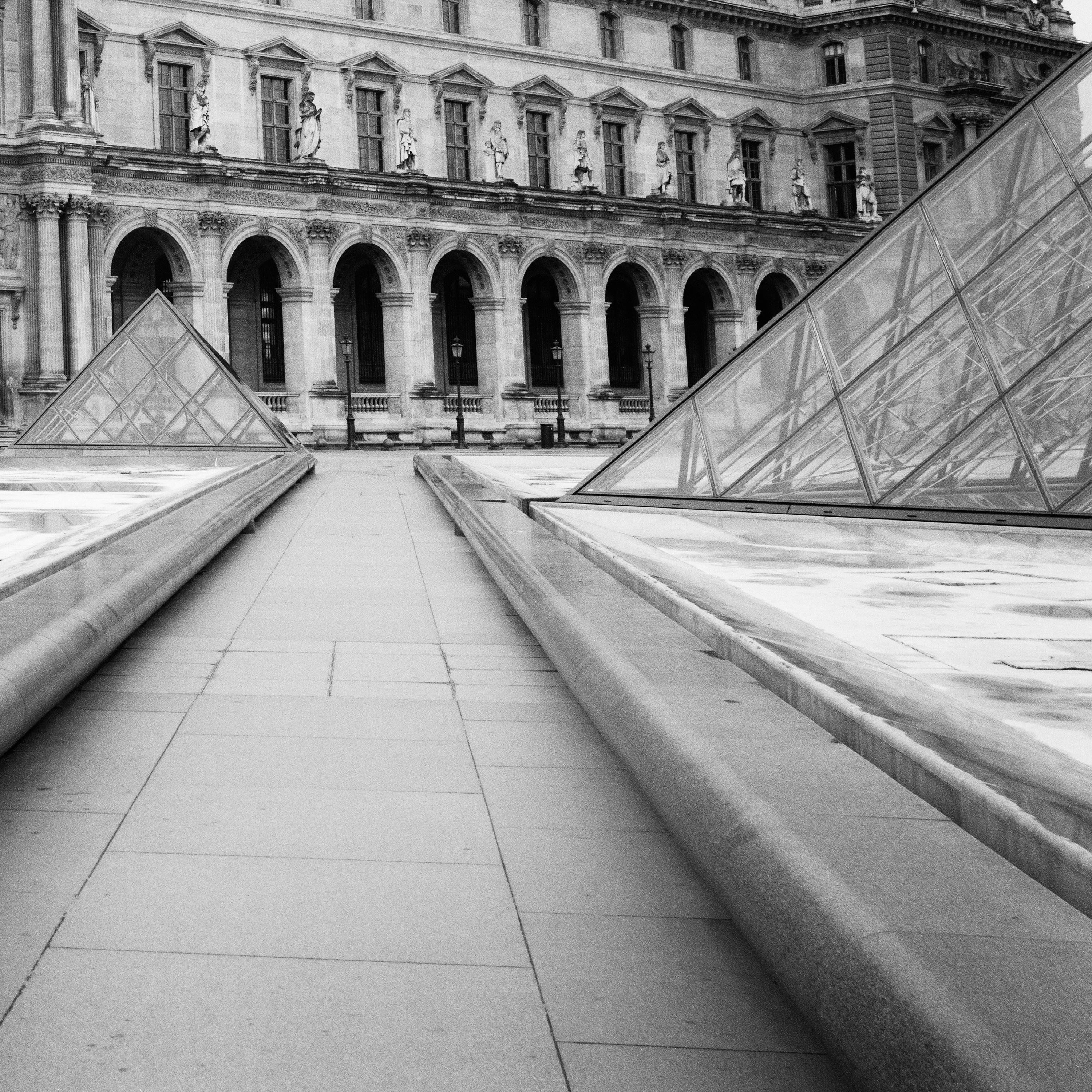 Pavillon Denon, Louvre, Paris, France, photographies de paysages urbains en noir et blanc en vente 5