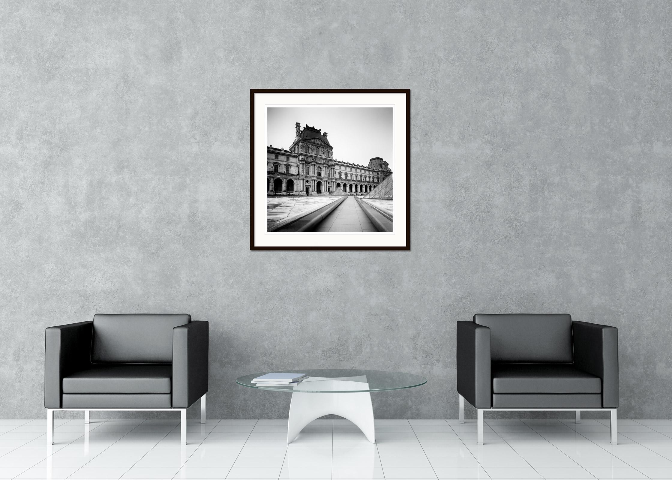 Photographie de paysage urbain en noir et blanc - Tirage analogique de l'impressionnant bâtiment d'architecture Pavillon Denon Louvre à Paris, France. Épreuve à l'encre pigmentaire d'archives, édition de 9 exemplaires. Signée, titrée, datée et