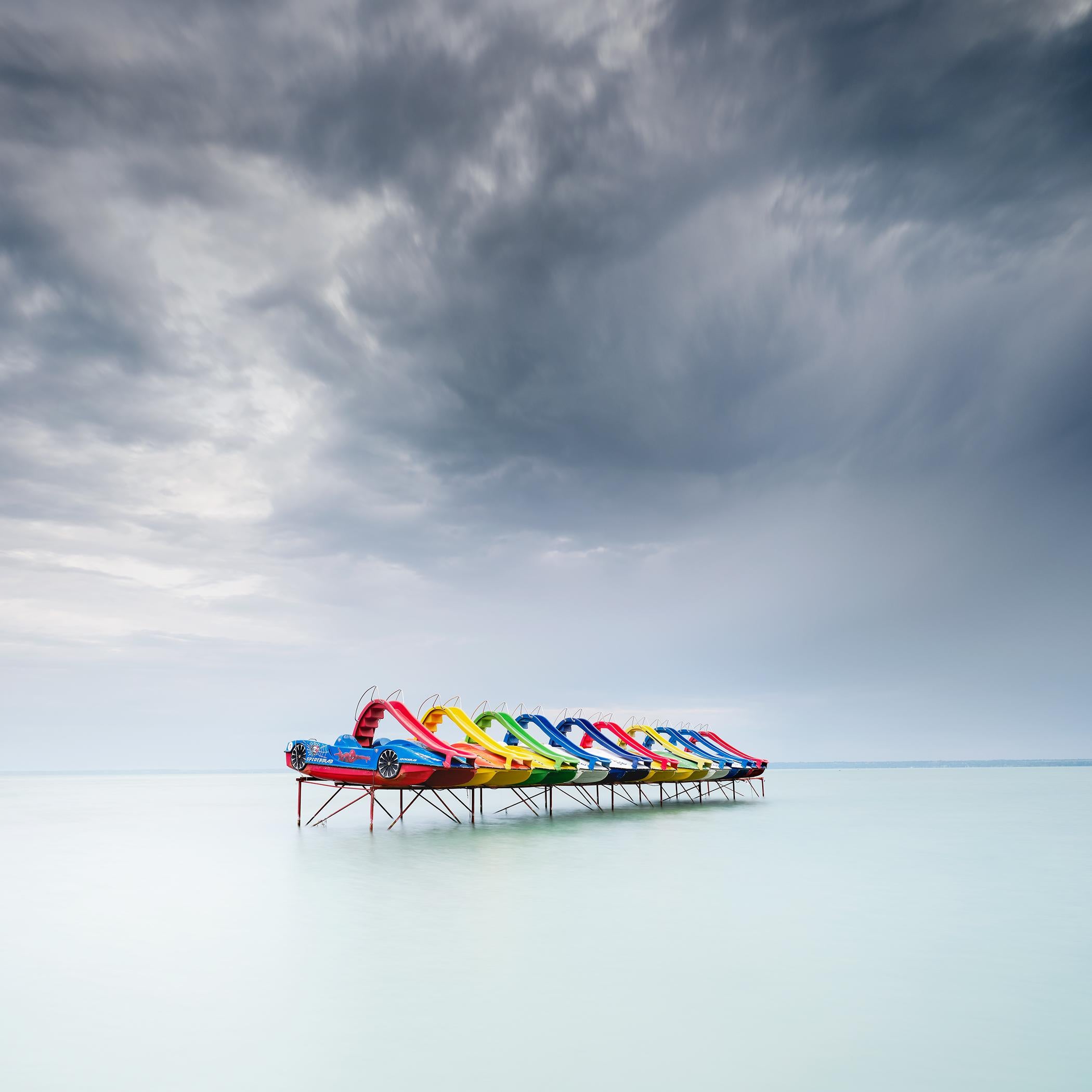 Pedal Boat Color - photographie minimaliste - paysage aquatique - paysage - limité