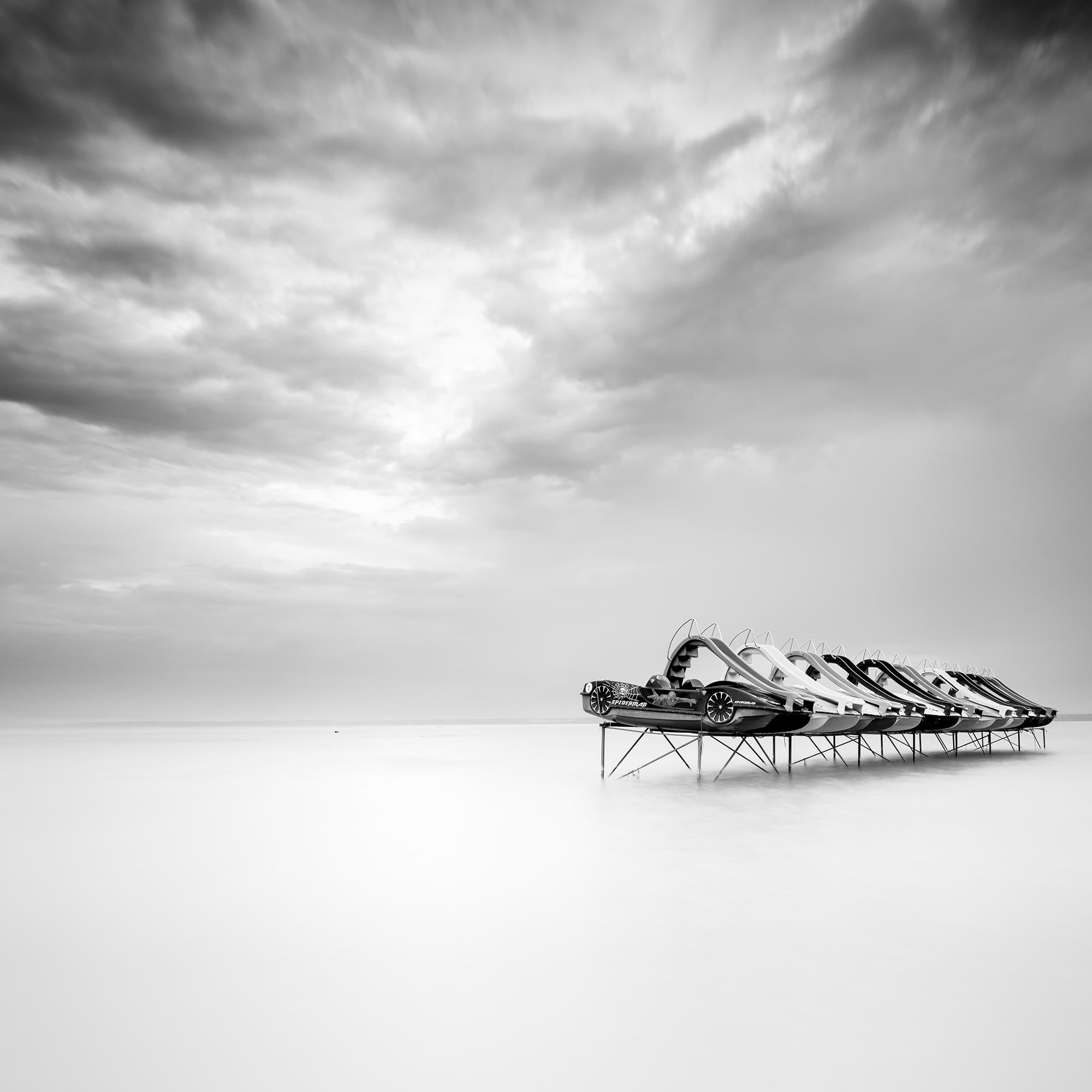 Barco de pedales, fotografía en blanco y negro, edición limitada, sescape, larga exposición en venta 5