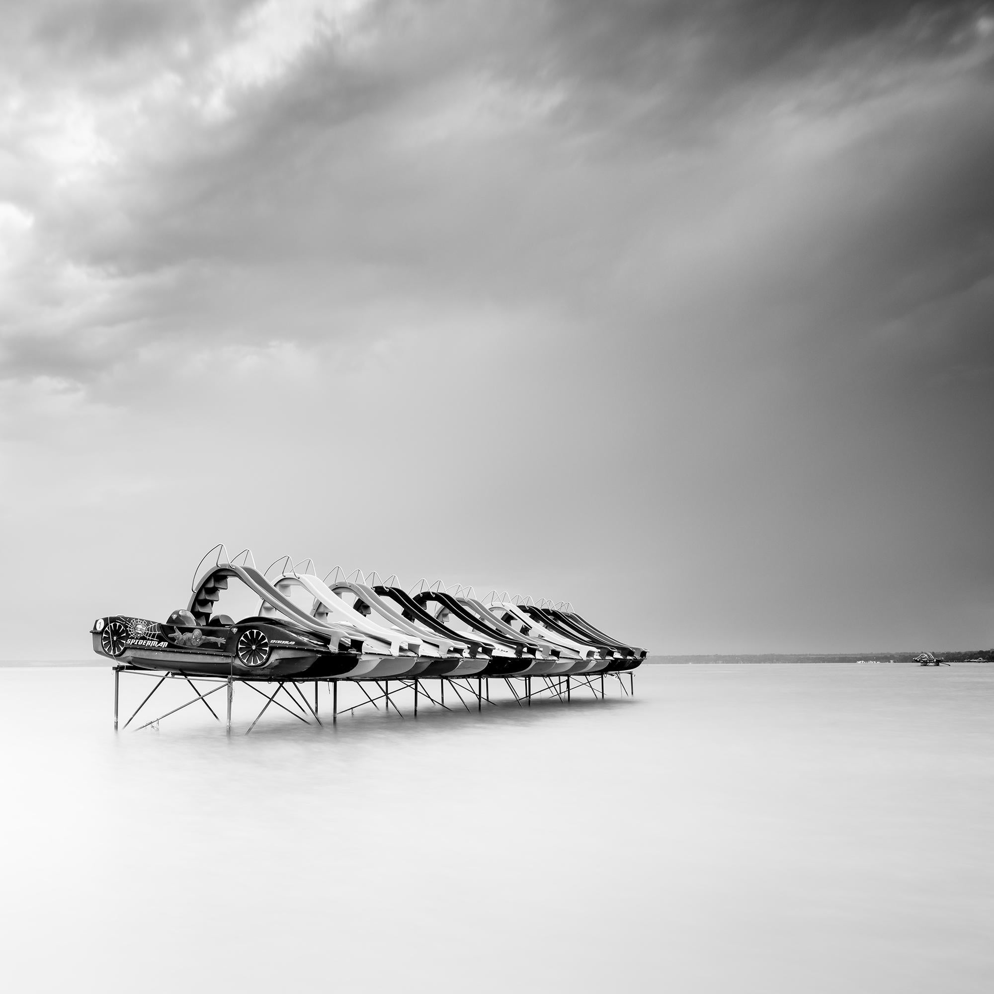 Barco de pedales, fotografía en blanco y negro, edición limitada, sescape, larga exposición en venta 6