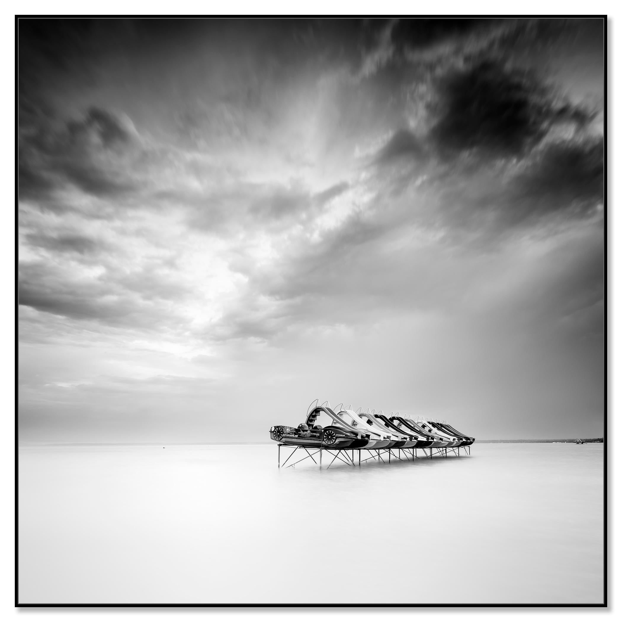 Barco de pedales, fotografía en blanco y negro, edición limitada, sescape, larga exposición - Photograph de Gerald Berghammer