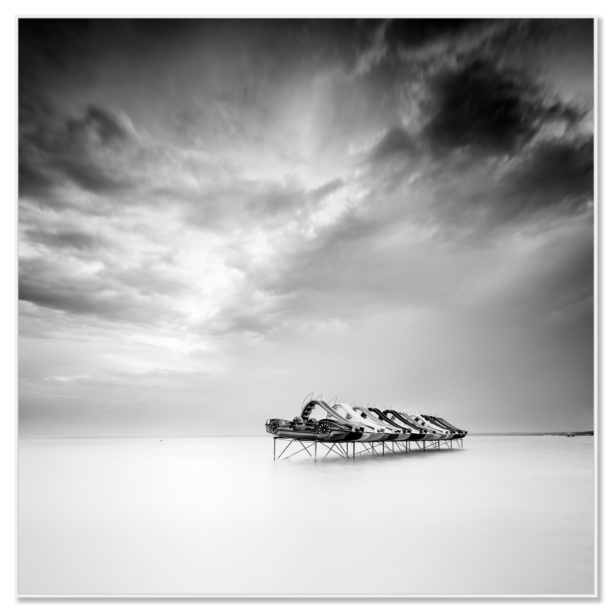 Barco de pedales, fotografía en blanco y negro, edición limitada, sescape, larga exposición - Photograph Contemporáneo de Gerald Berghammer