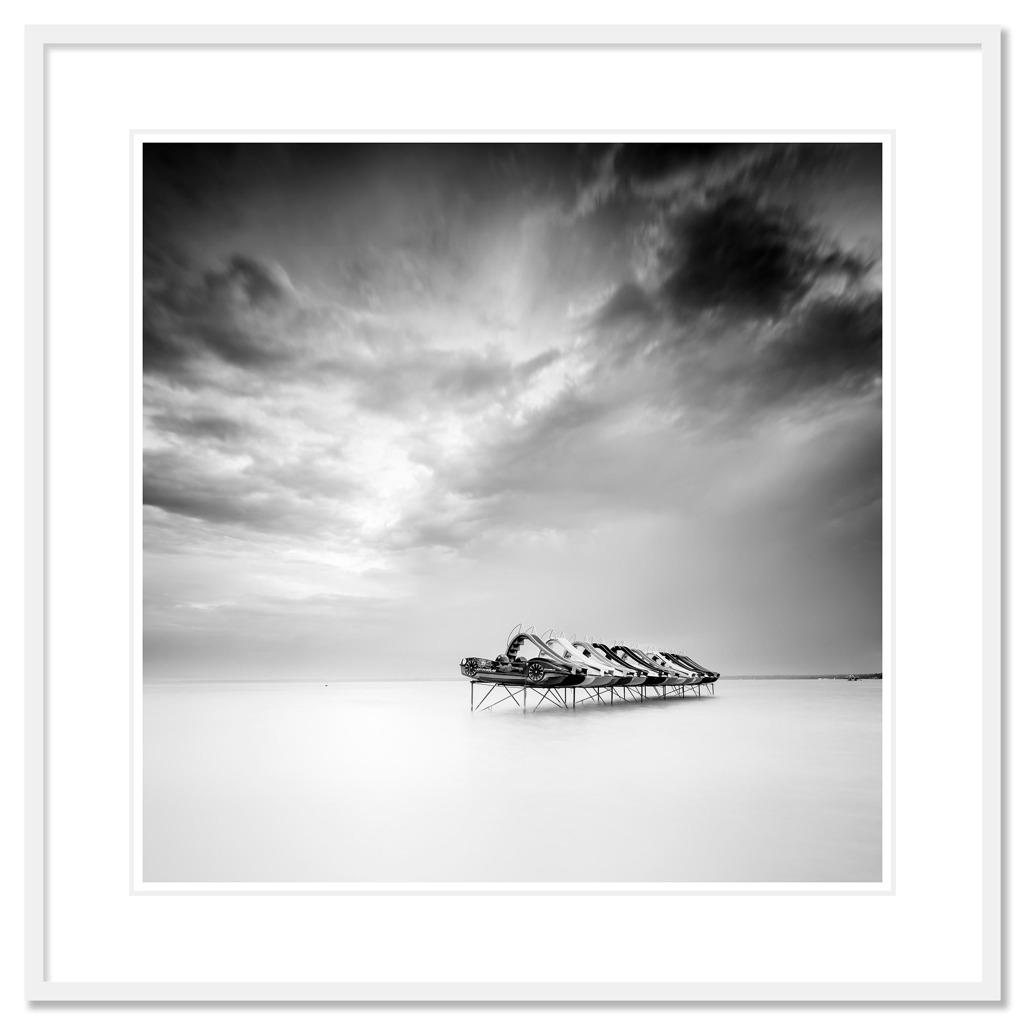 Barco de pedales, fotografía en blanco y negro, edición limitada, sescape, larga exposición en venta 1