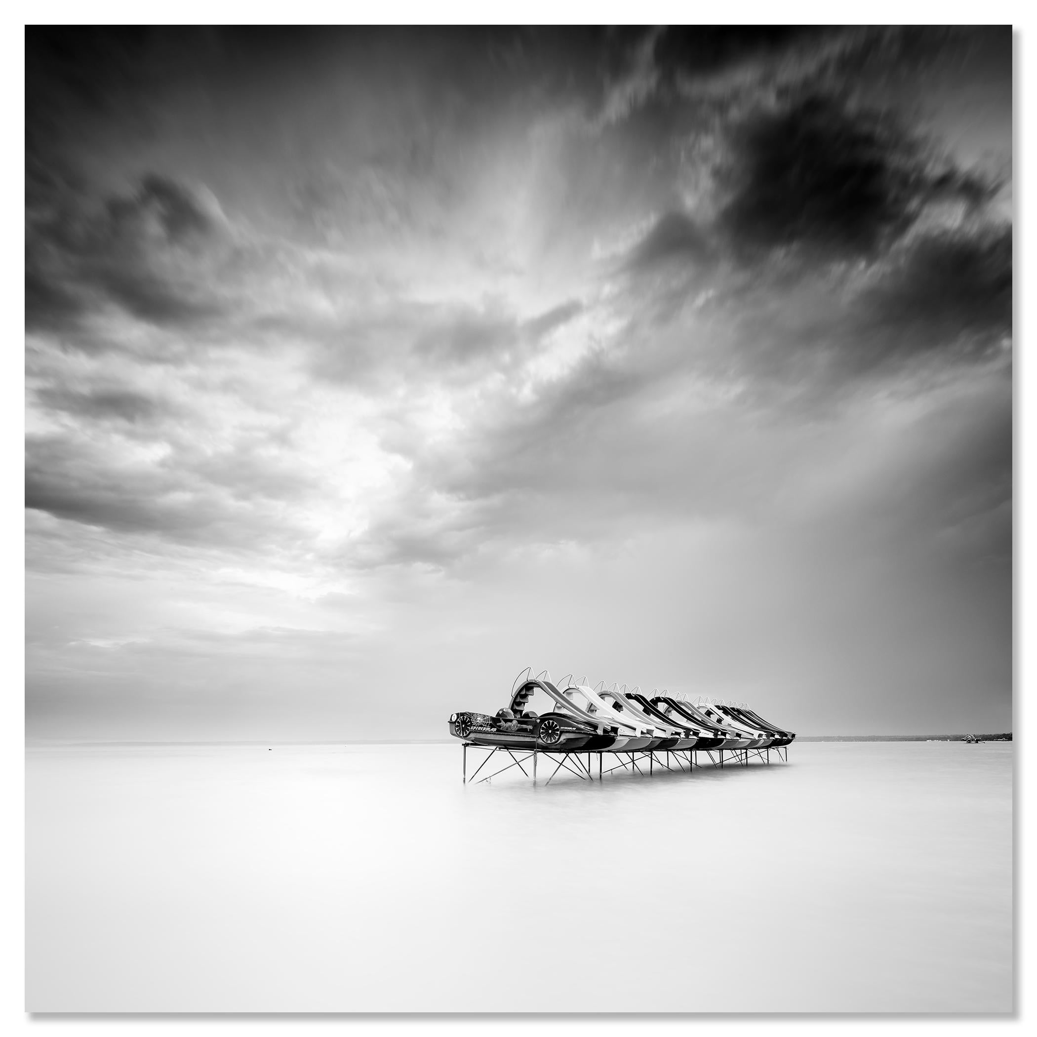 Barco de pedales, fotografía en blanco y negro, edición limitada, sescape, larga exposición en venta 3