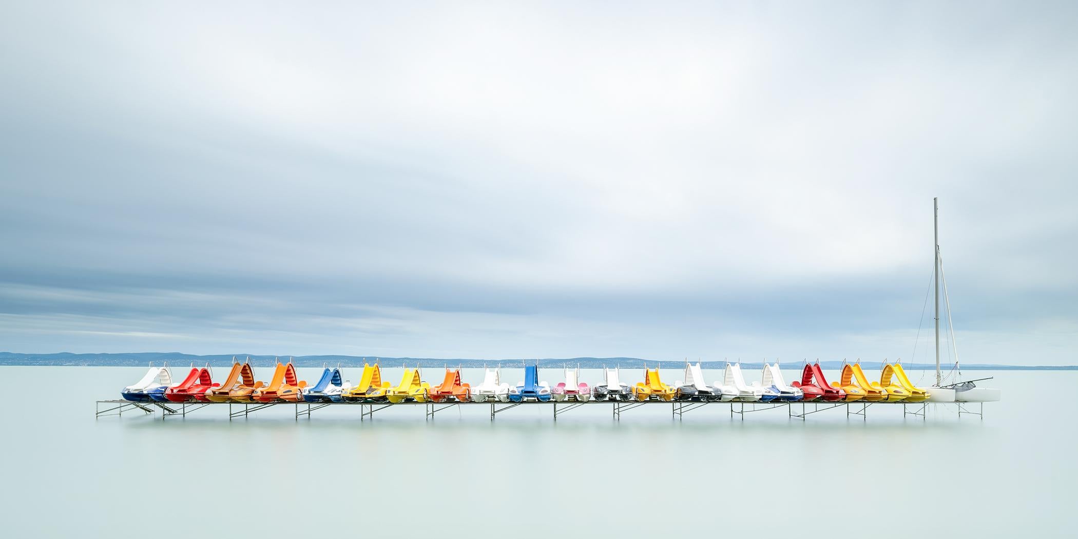 Color Photograph Gerald Berghammer - Pedal Boats and a Catamaran, paysage aquatique, photographie en pose longue - limitée