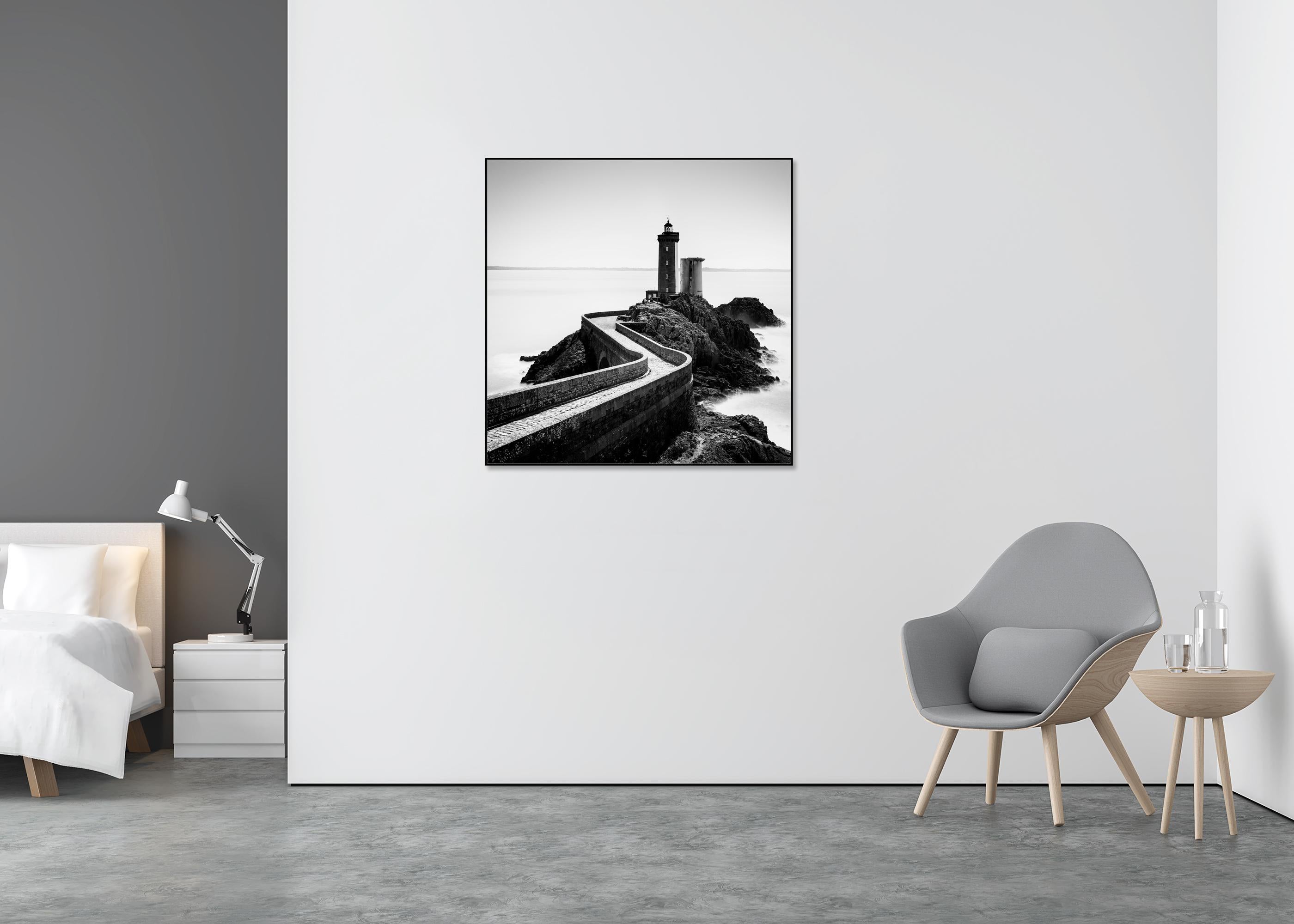 Faro di Petit Minou, fotografia in bianco e nero, paesaggio marino, edizione limitata - Black and White Photograph Grigio di Gerald Berghammer