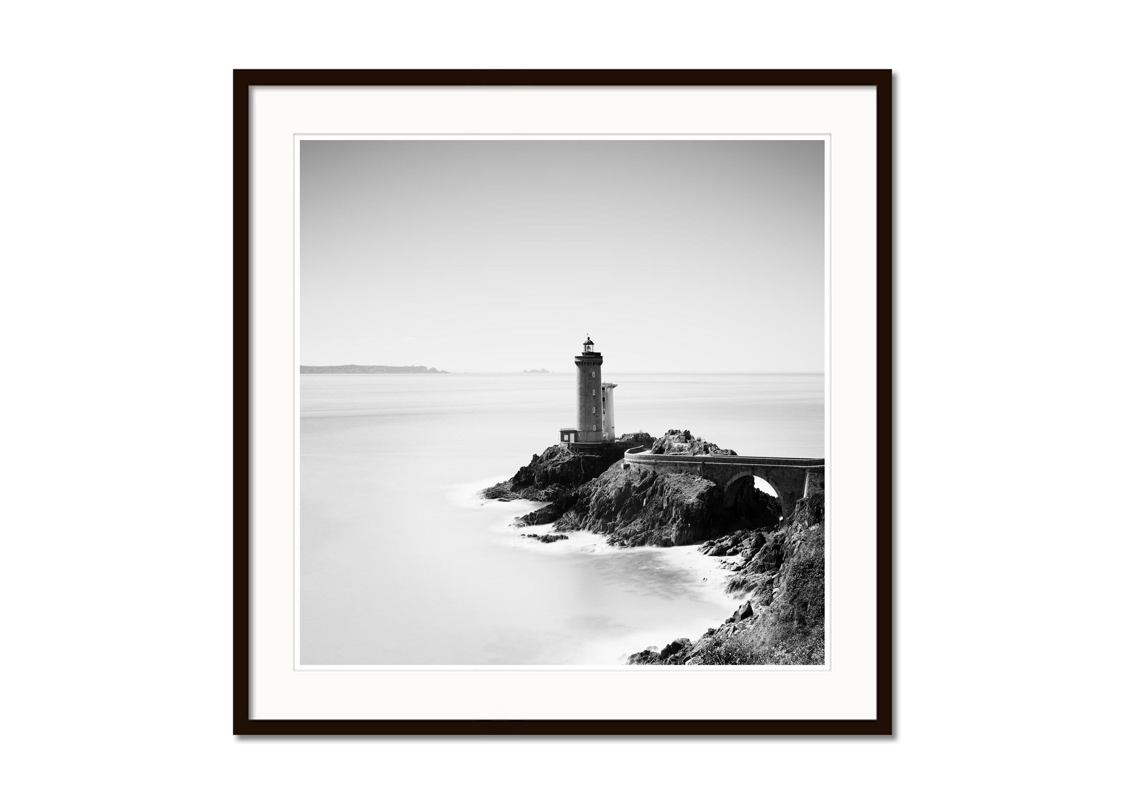 Phare du Petit Minou Lighthouse, Francia, fotografia in bianco e nero, paesaggio - Landscape Photograph Grigio di Gerald Berghammer