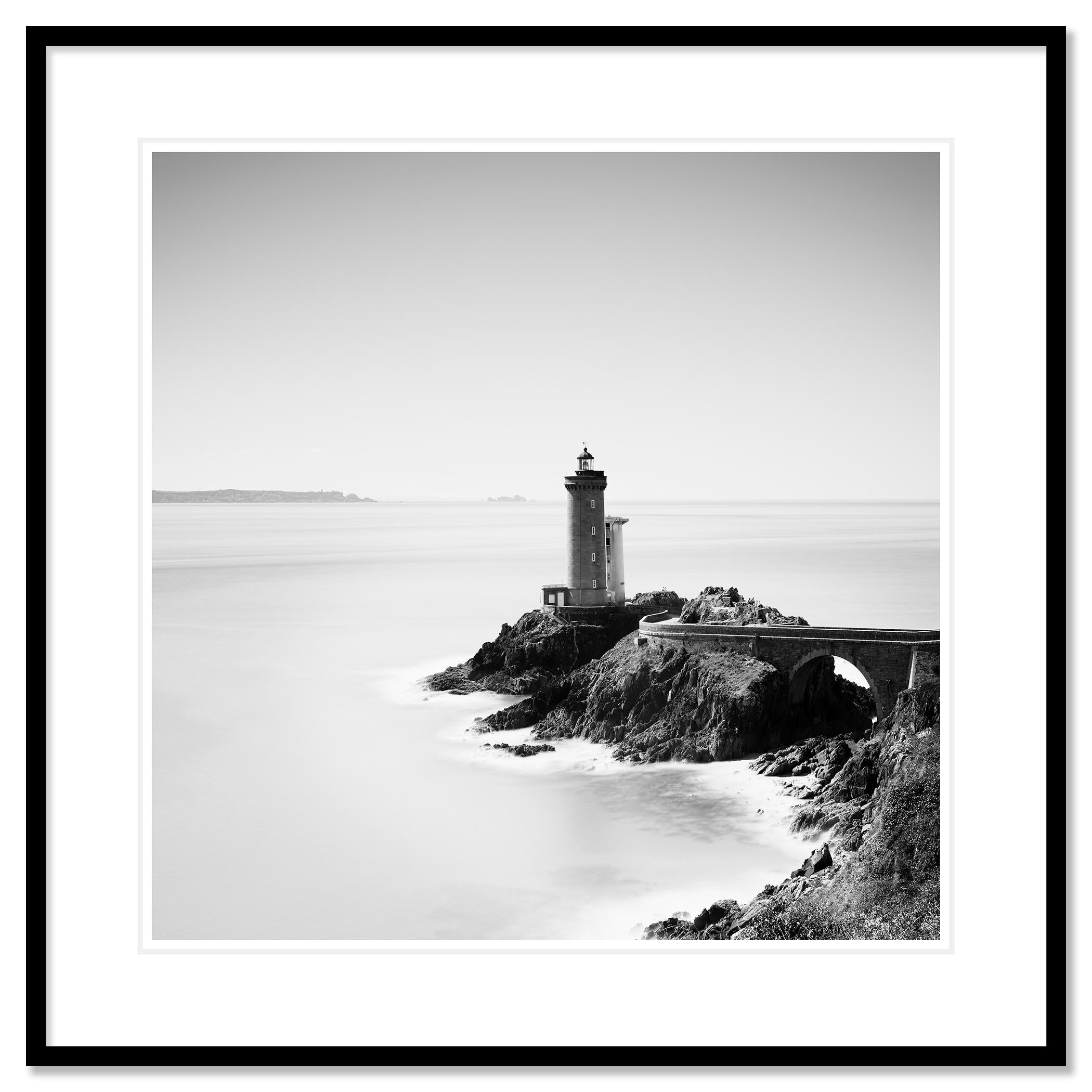 Phare du Petit Minou, France, photographie noir et blanc, paysage - Gris Landscape Photograph par Gerald Berghammer