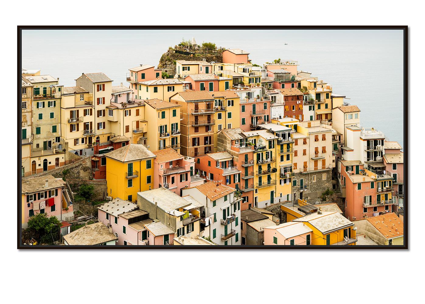 Picturesque Village, Cinque Terre, großformatige Farbfotografie, limitierte Auflage – Photograph von Gerald Berghammer