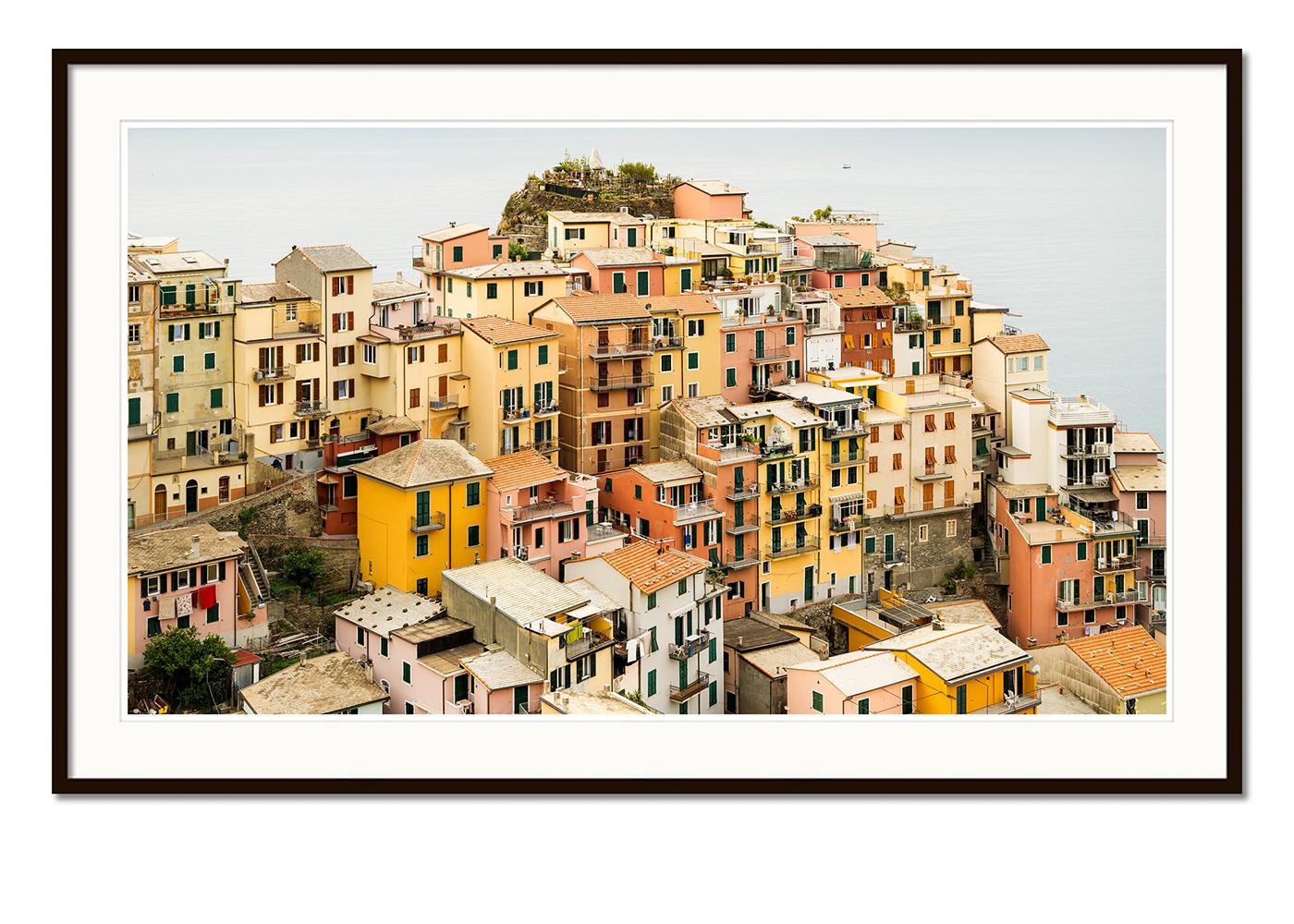 Picturesque Village, Cinque Terre, großformatige Farbfotografie, limitierte Auflage (Beige), Landscape Photograph, von Gerald Berghammer
