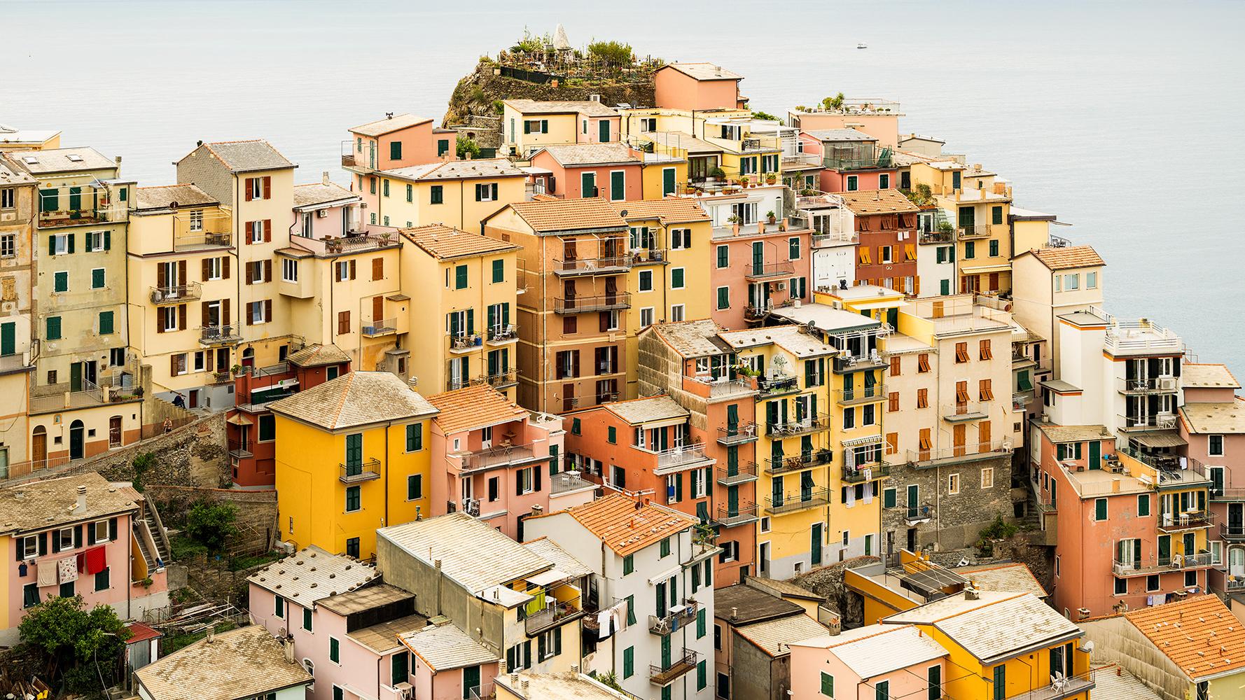 Gerald Berghammer Landscape Photograph – Picturesque Village, Cinque Terre, großformatige Farbfotografie, limitierte Auflage