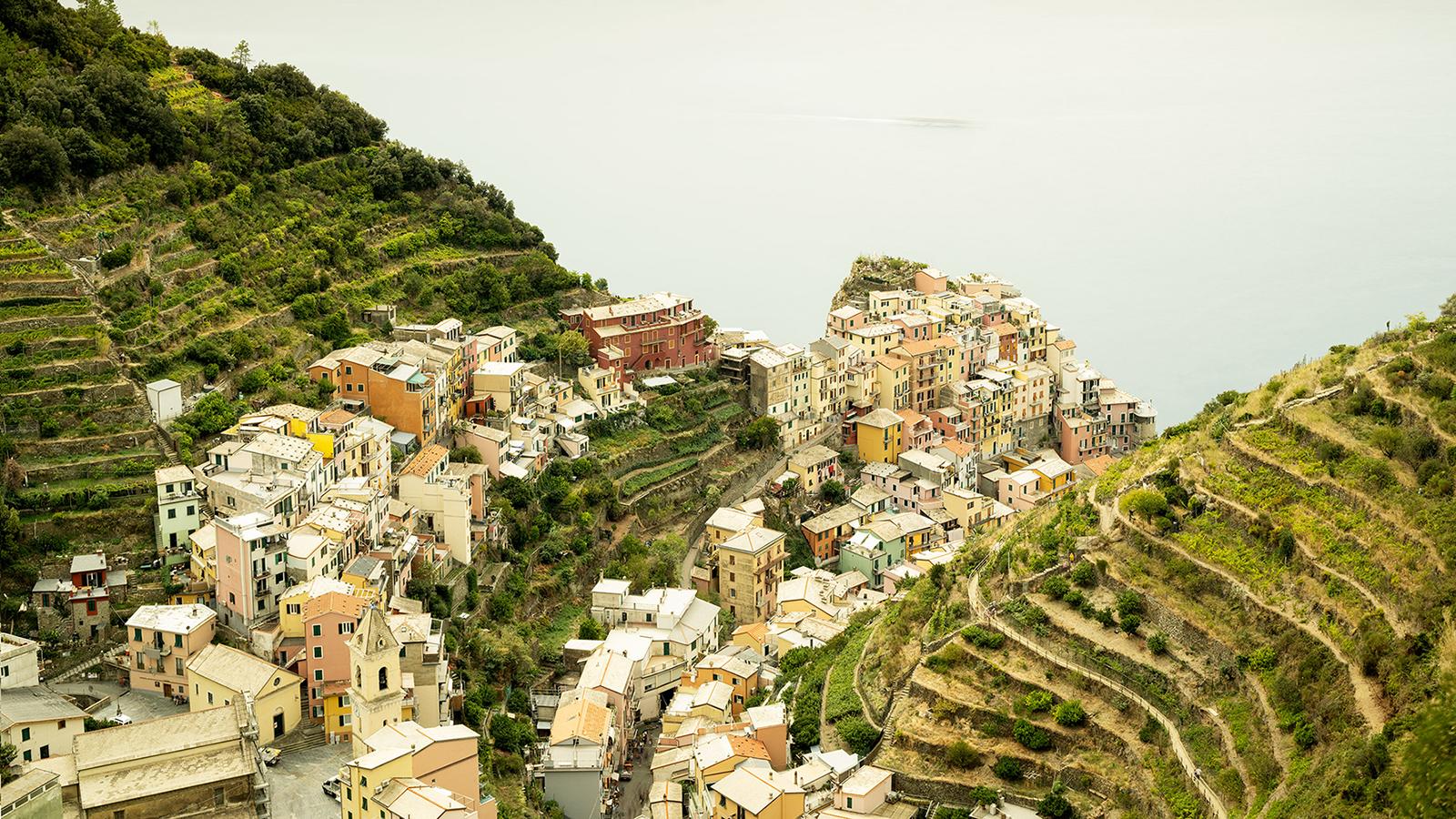 Landscape Photograph Gerald Berghammer - Picturesque Village, Vineyards, Cinque Terre, Photographie à tirage limité