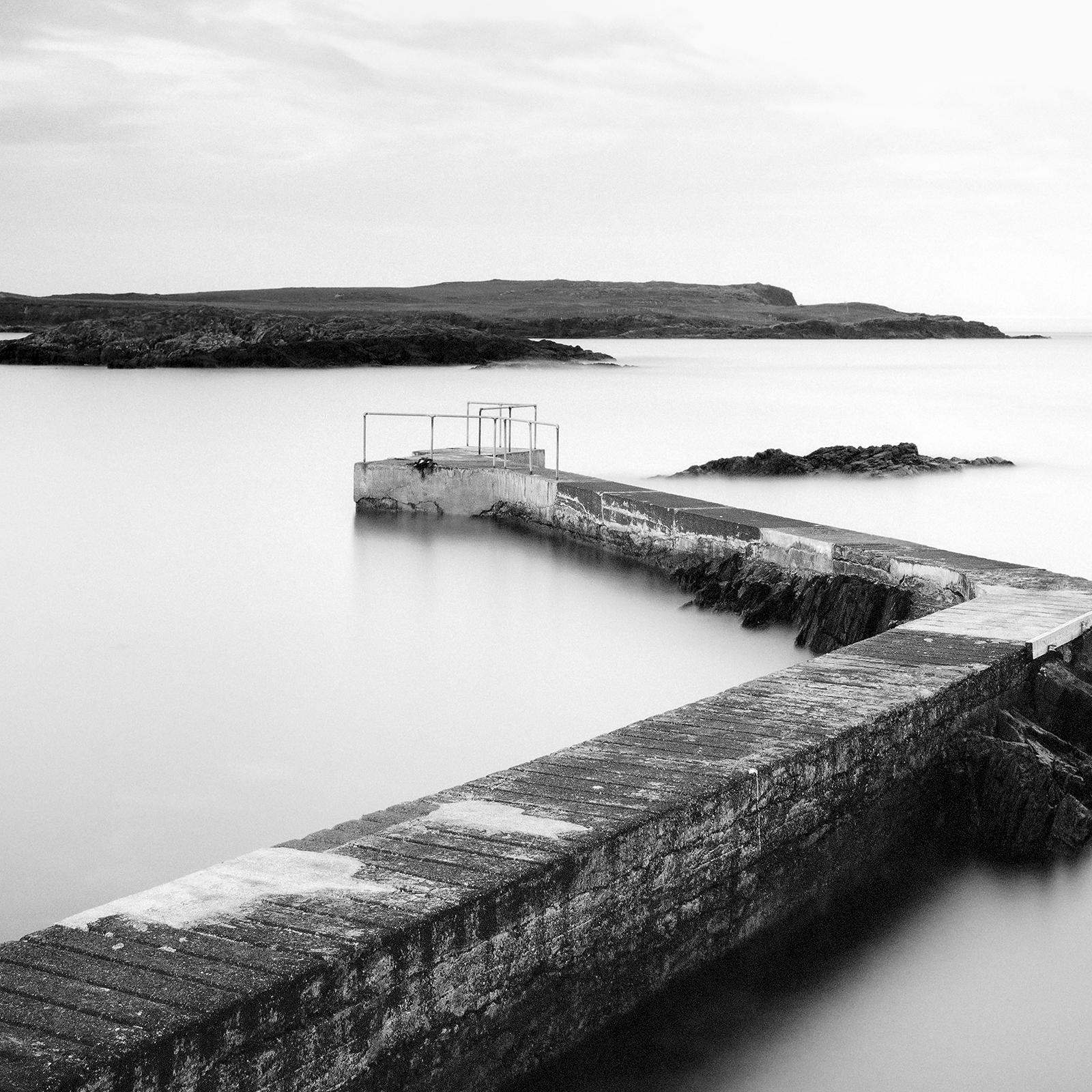 Pier, Bay, Shoreline, Irland, Schwarz-Weiß-Fotografie, Meereslandschaft, limitiert im Angebot 5