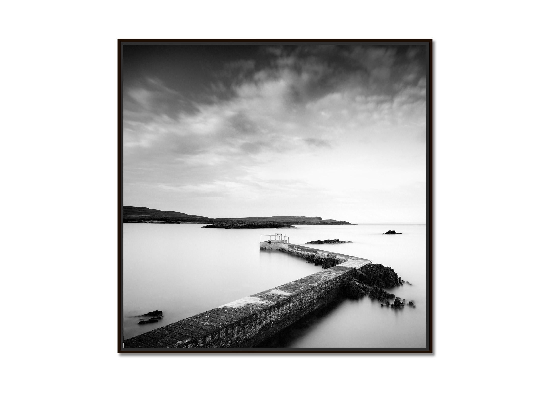 Pier, Bay, Shoreline, Irland, Schwarz-Weiß-Fotografie, Meereslandschaft, limitiert – Photograph von Gerald Berghammer