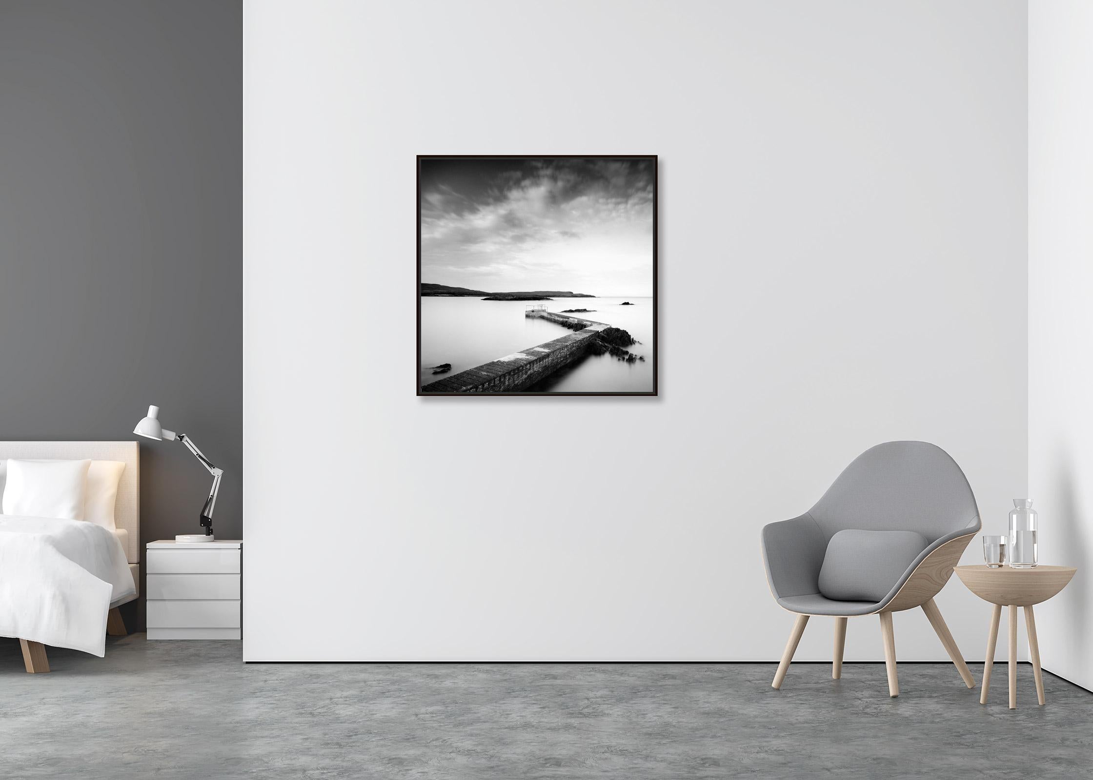 Pier, Bay, Shoreline, Irland, Schwarz-Weiß-Fotografie, Meereslandschaft, limitiert (Zeitgenössisch), Photograph, von Gerald Berghammer