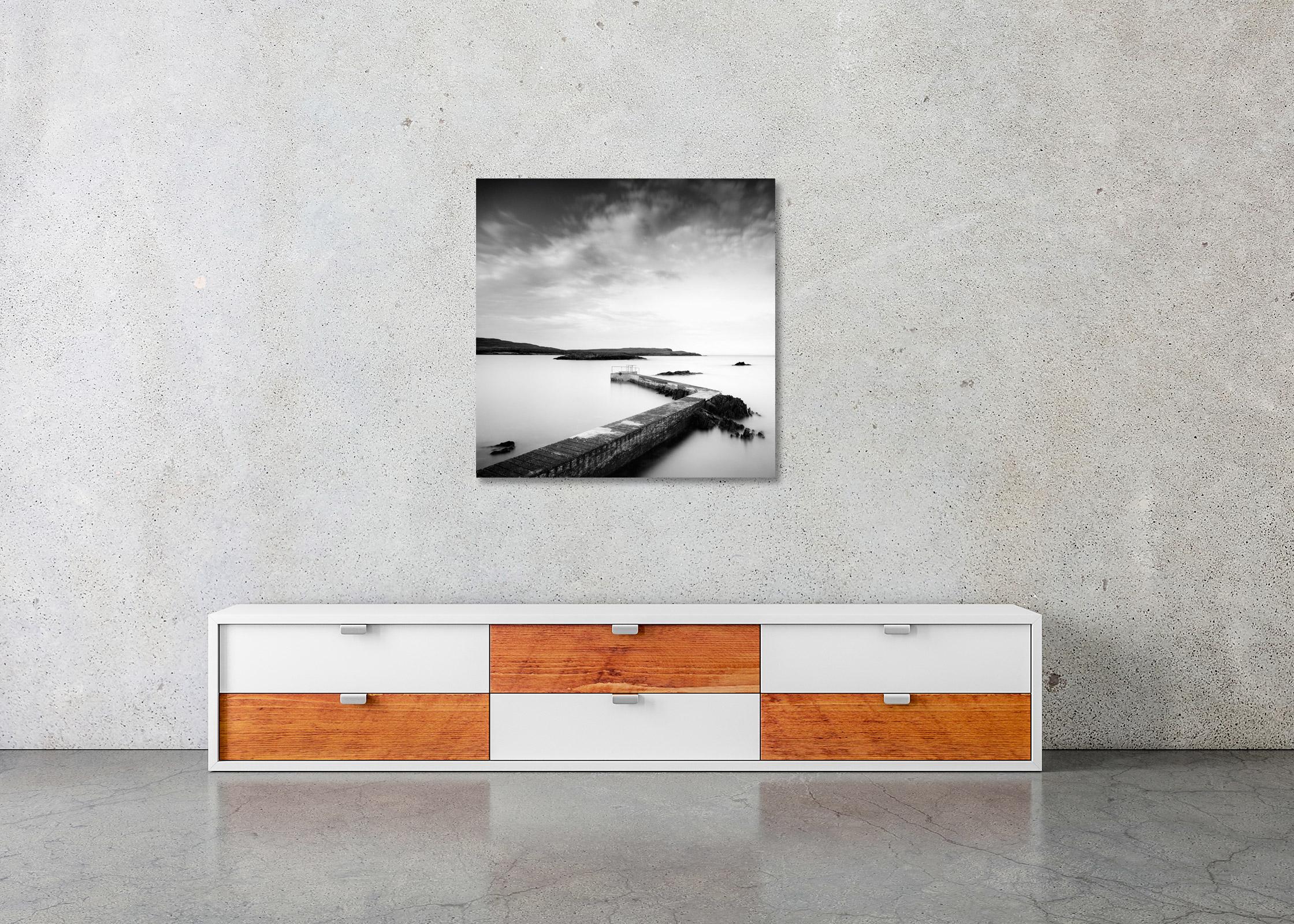 Pier, Bay, Shoreline, Irland, Schwarz-Weiß-Fotografie, Meereslandschaft, limitiert im Angebot 2