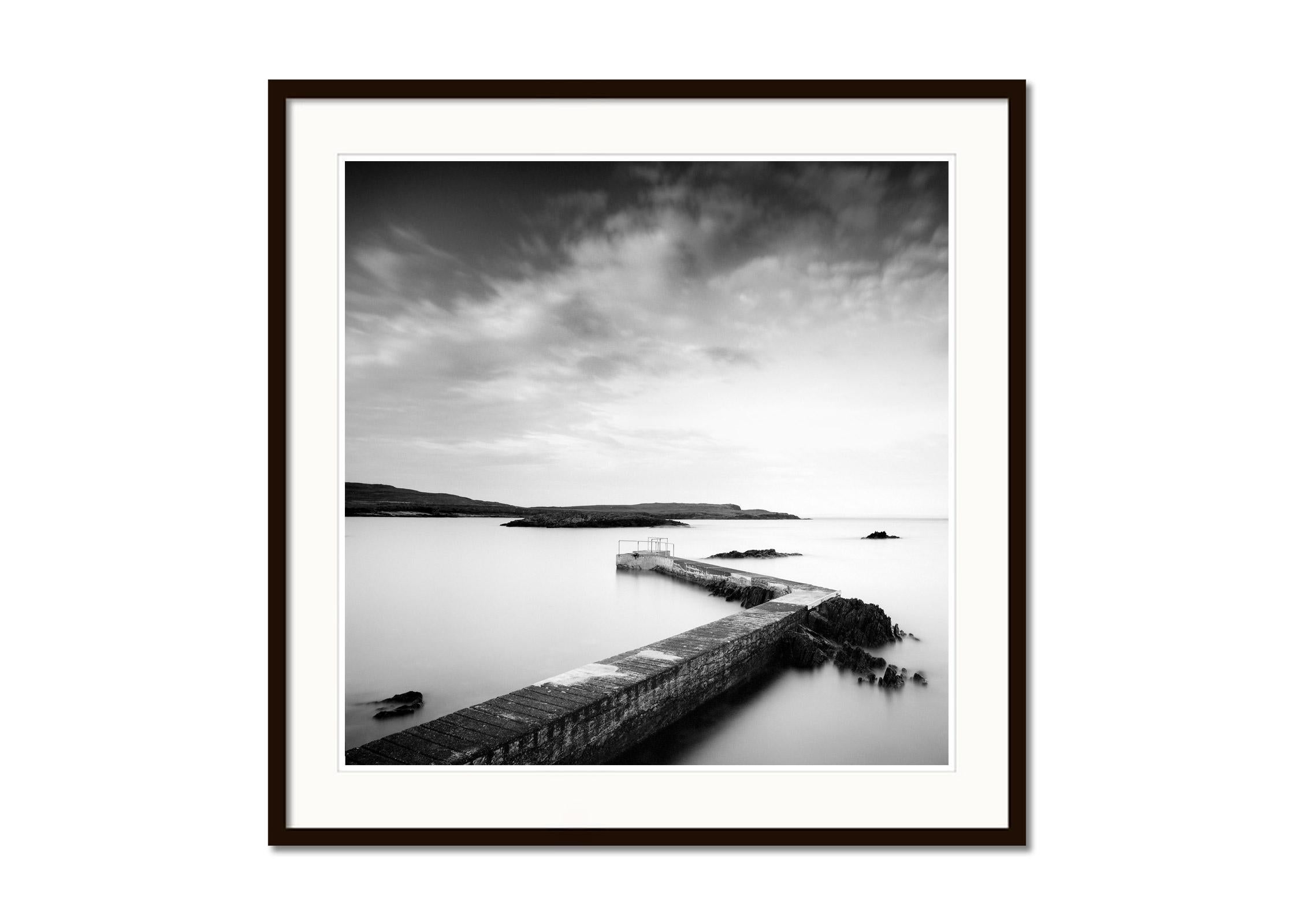 Pier, Bay, Shoreline, Irland, Schwarz-Weiß-Fotografie, Meereslandschaft, limitiert (Grau), Black and White Photograph, von Gerald Berghammer